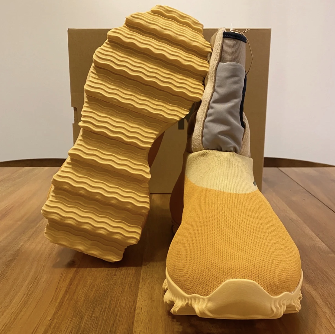 adidas Yeezy Knit RNR Boot Sulfur 착용 스타일 - 4