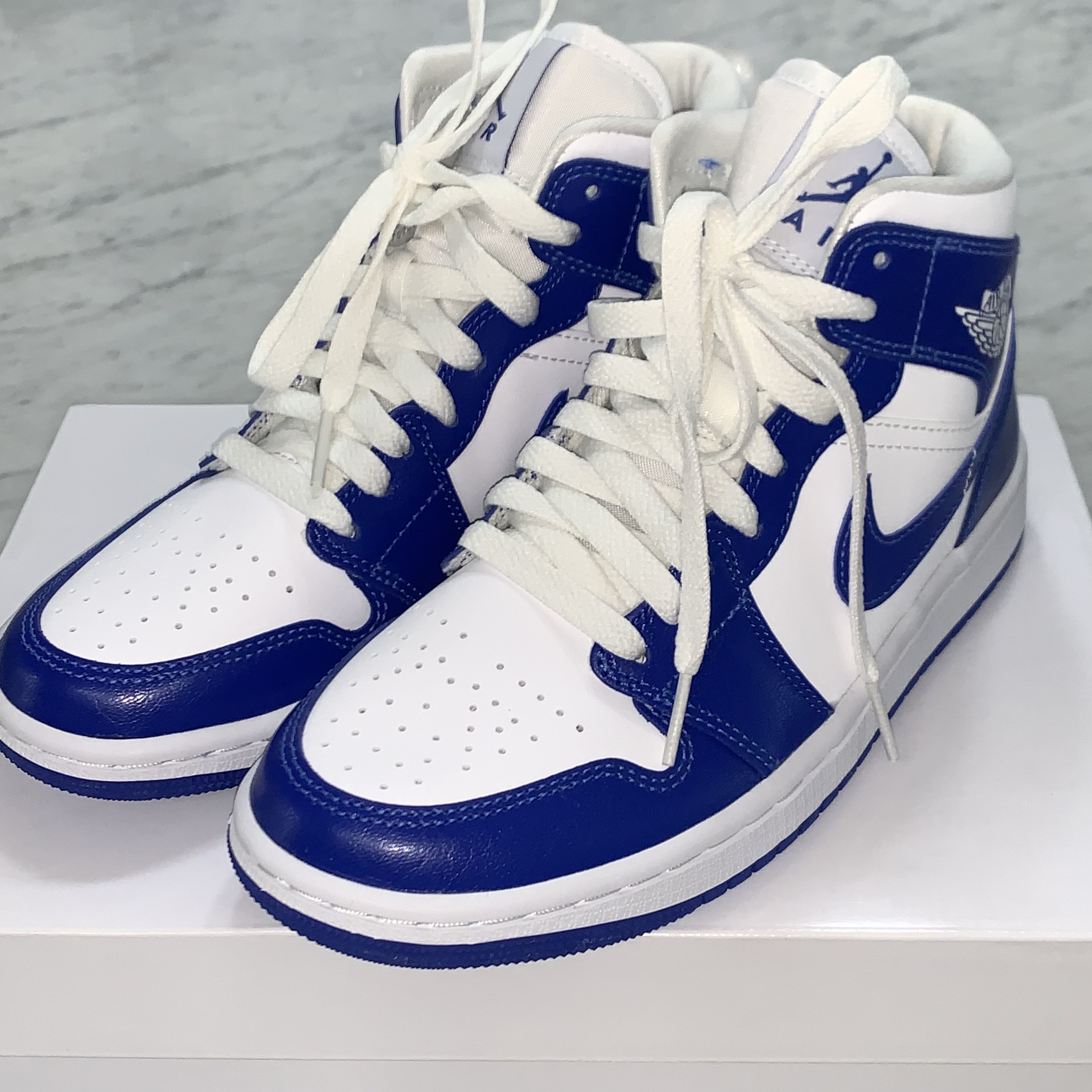 (W) Jordan 1 Mid White Hyper Royal 착용 스타일 - 1