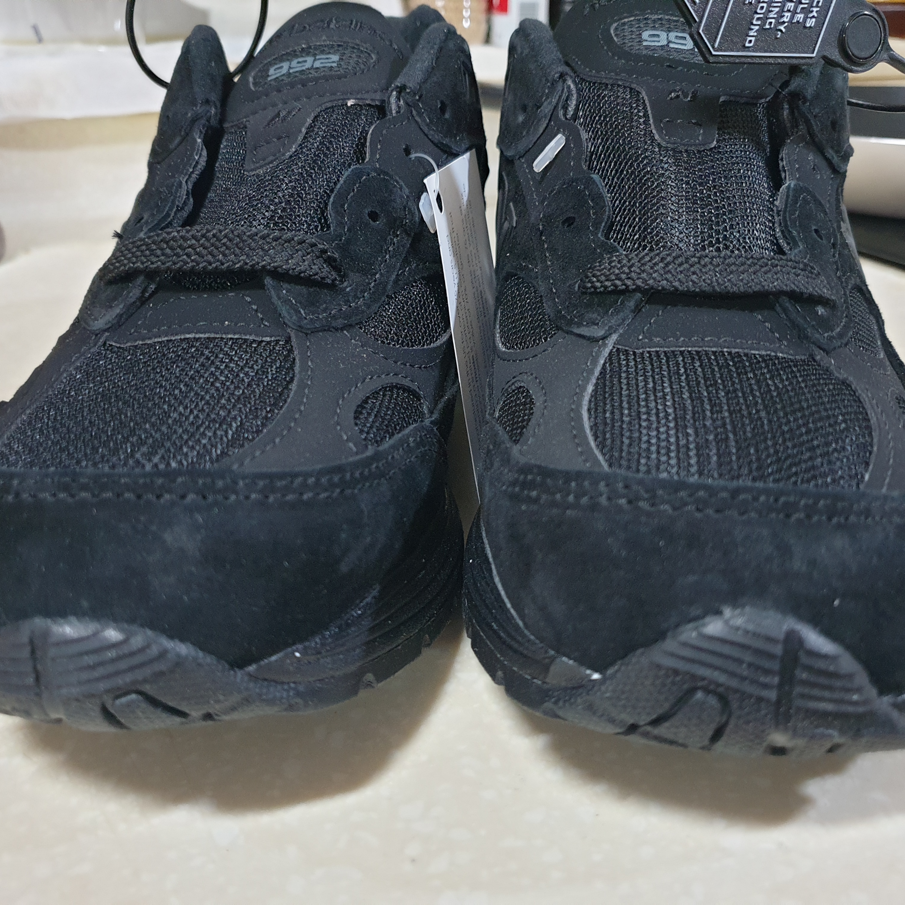 New Balance 992 Made in USA Triple Black 착용 스타일 - 2