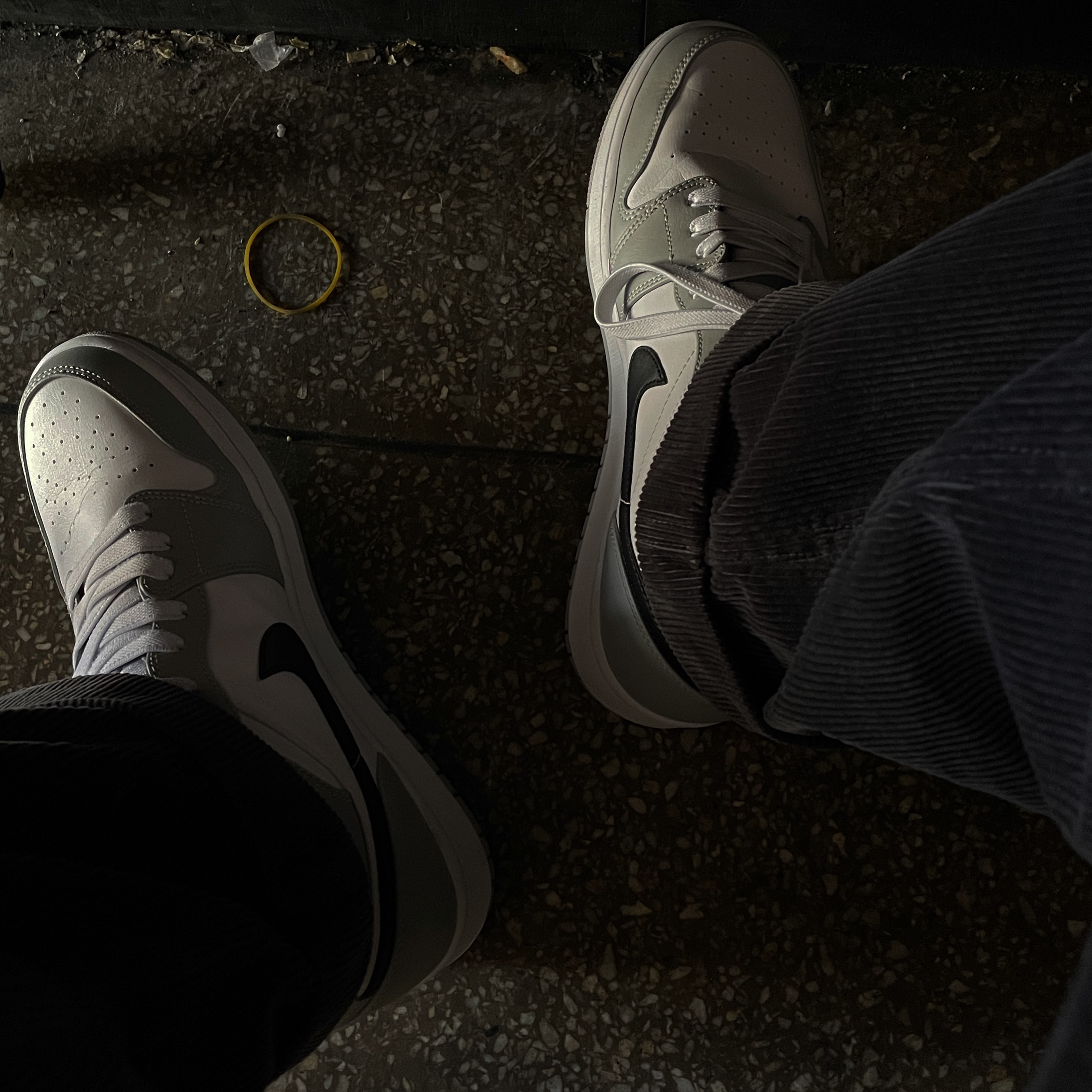 Jordan 1 Mid Light Smoke Grey 착용 스타일