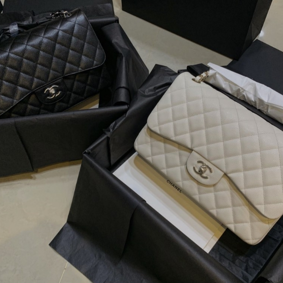 Chanel Medium Classic Handbag Grained Calfskin & Silver Black 착용 스타일