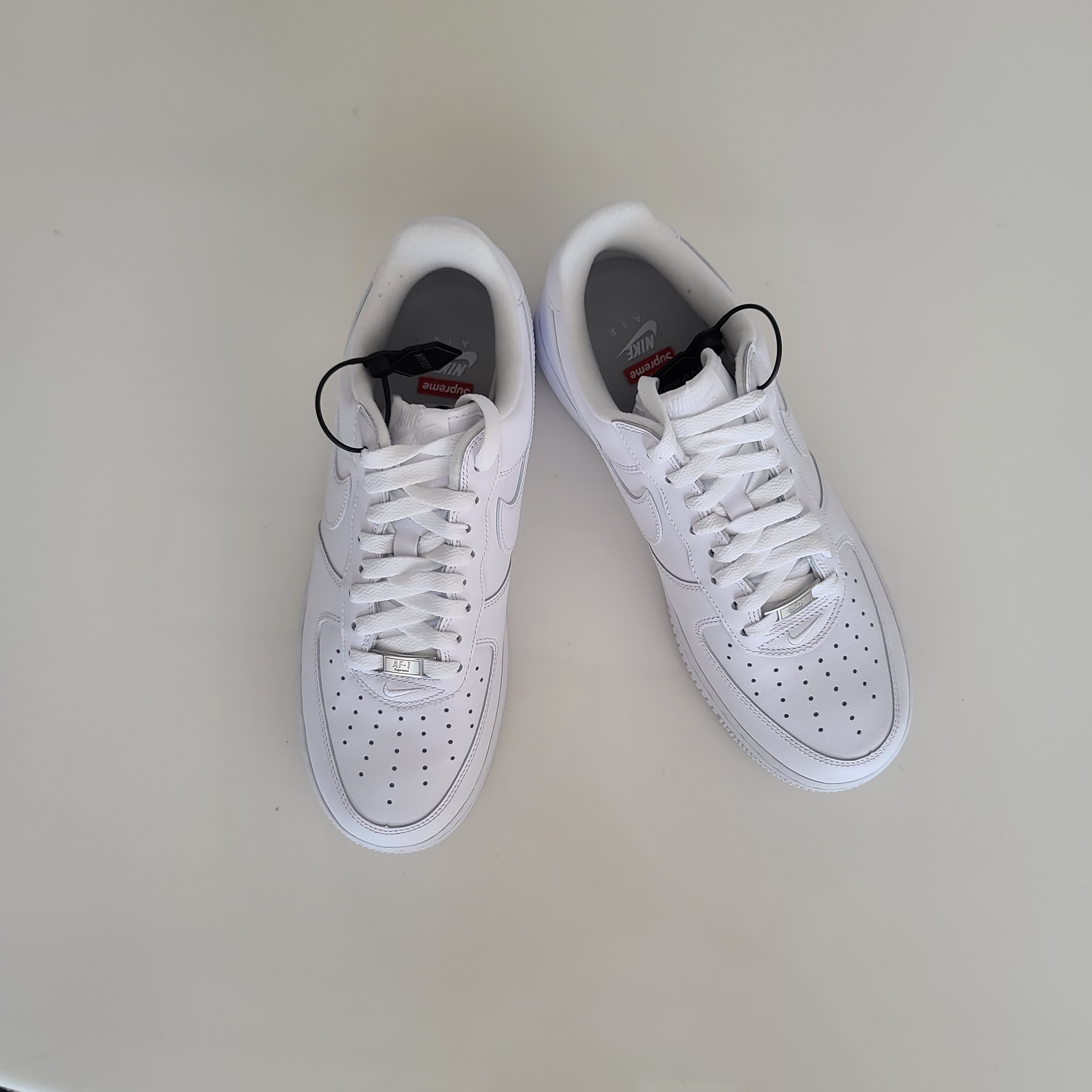 Nike x Supreme Air Force 1 Low White 착용 스타일 - 5