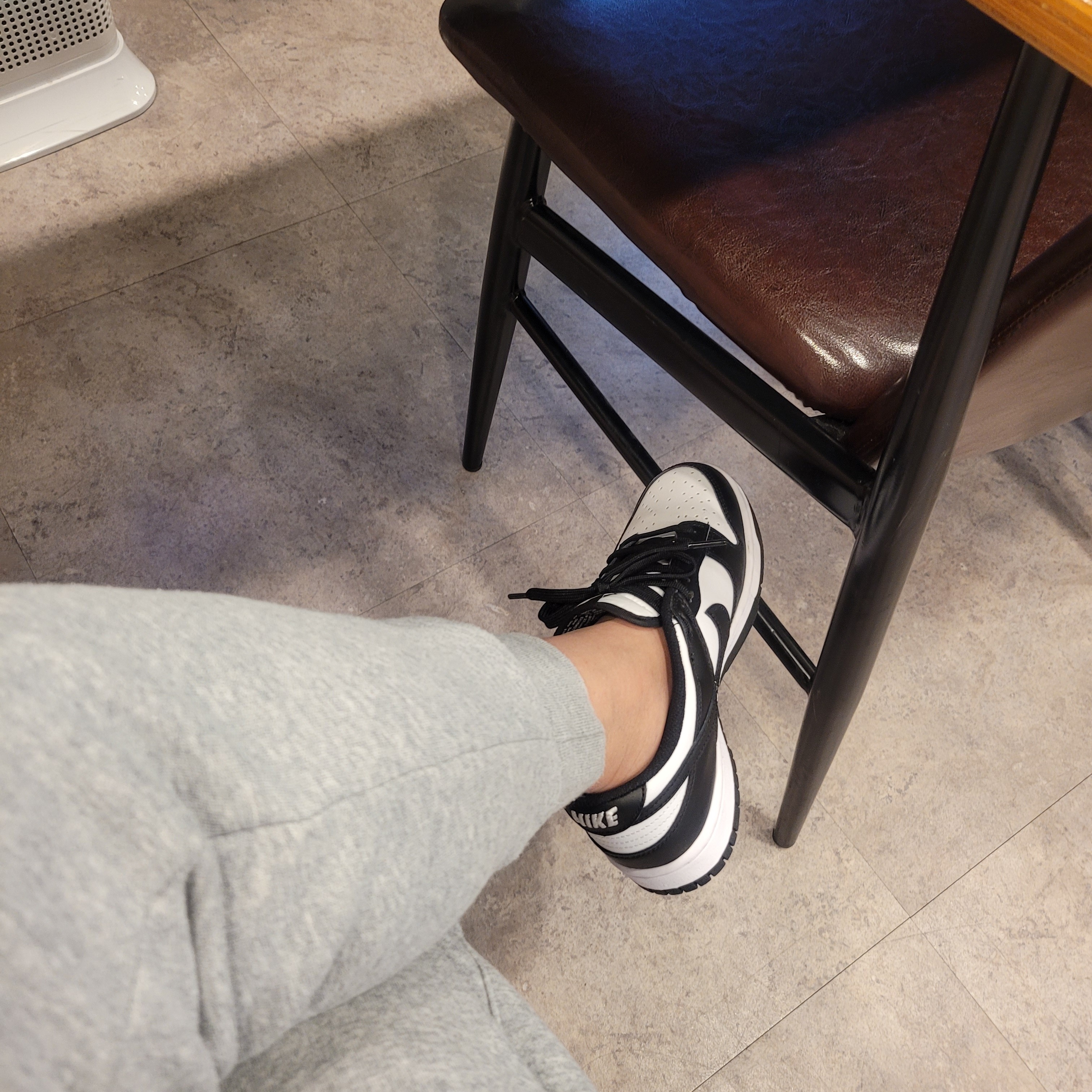(W) Nike Dunk Low Black 착용 스타일 - 1