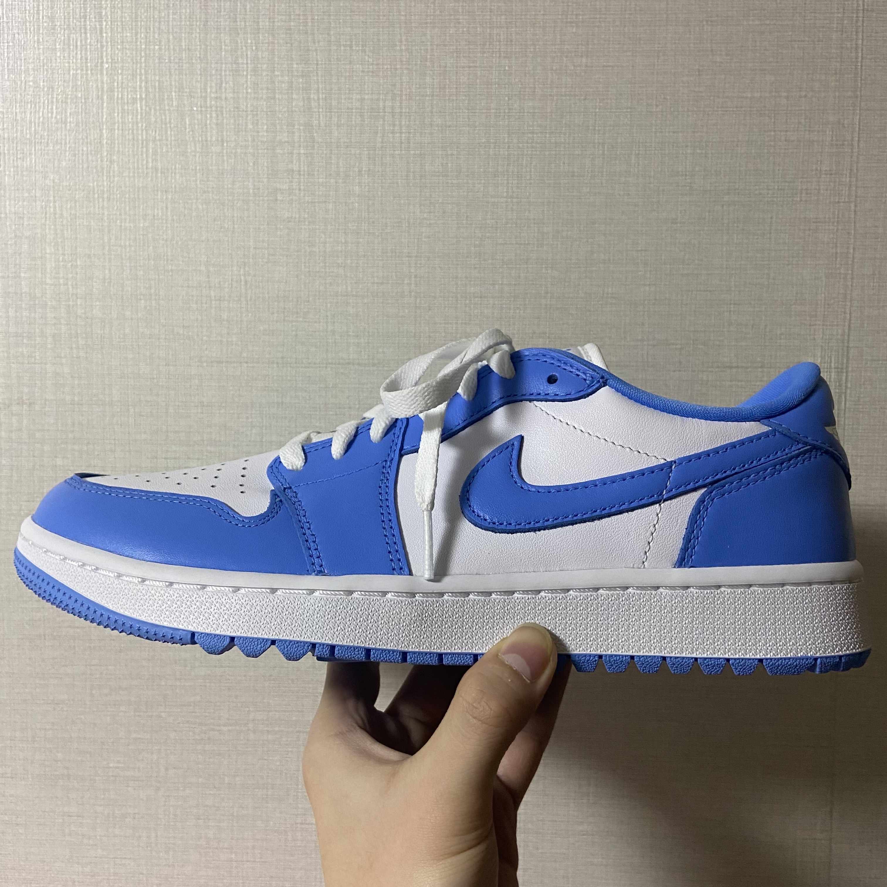 Jordan 1 Low Golf White and University Blue 착용 스타일 - 2