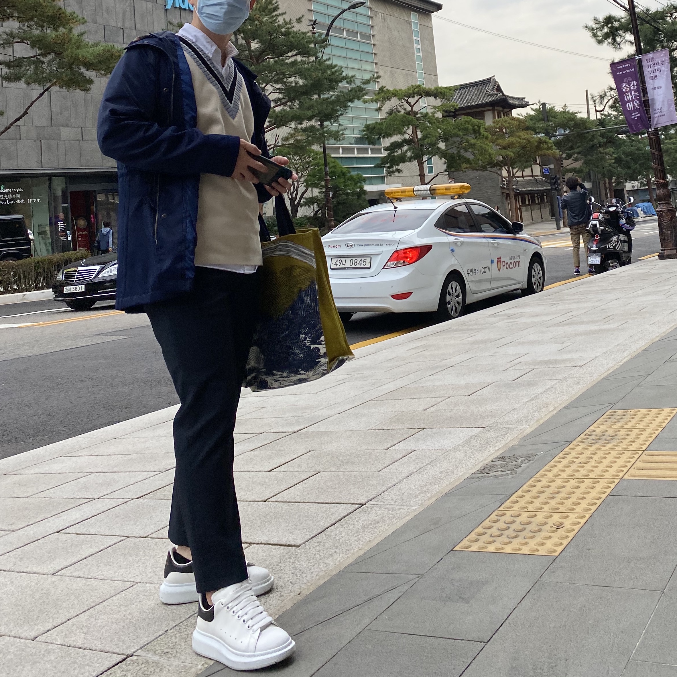 Alexander McQueen Oversized Sneakers White Black 착용 스타일