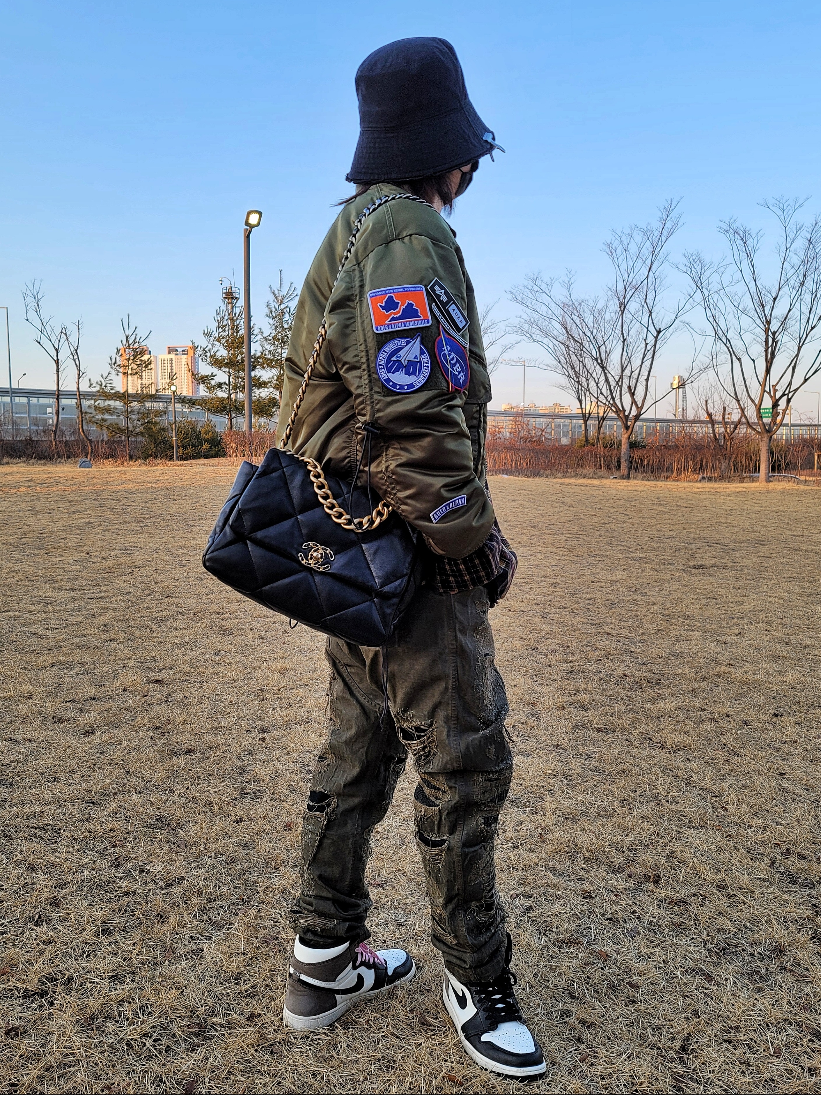 Chanel Large 19 Handbag Lambskin & Gold Black, Jordan 1 Retro High OG Black Mocha 착용 스타일 - 3