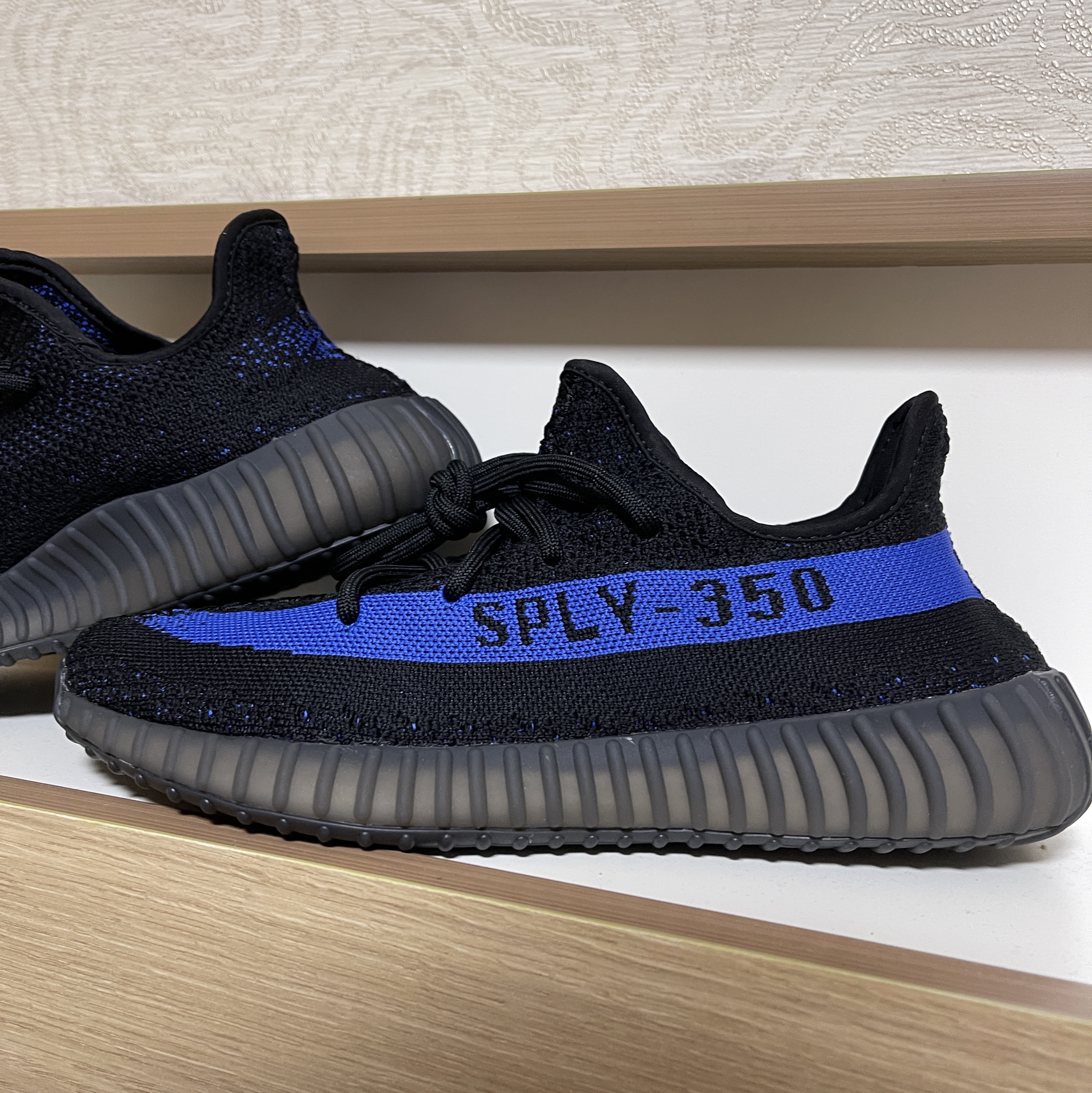 Adidas Yeezy Boost 350 V2 Dazzling Blue 착용 스타일