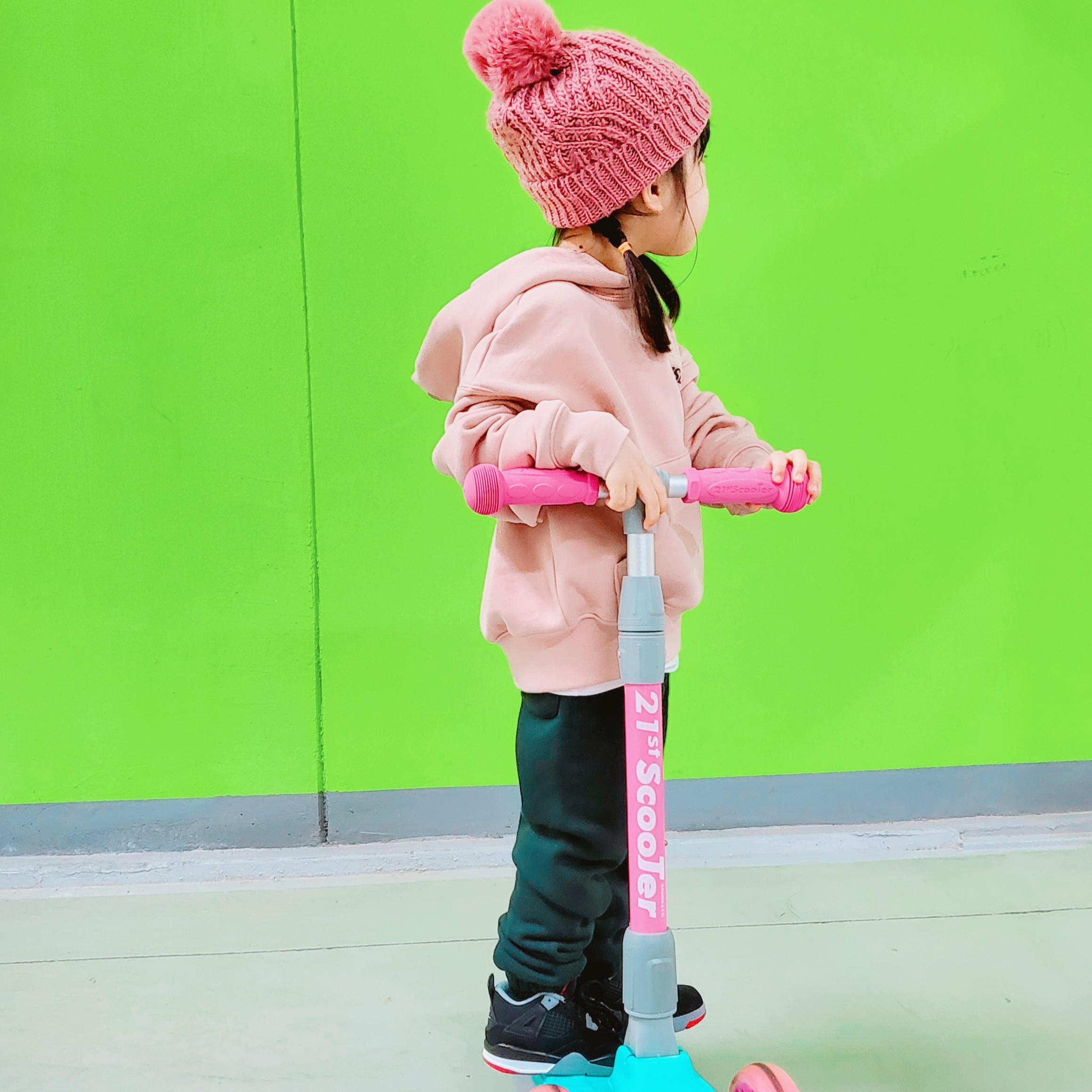 (Kids) Essentials Pull-Over Hoodie Matte Blush - 21FW, (Kids) Essentials Sweatpants Black - 21SS 착용 스타일