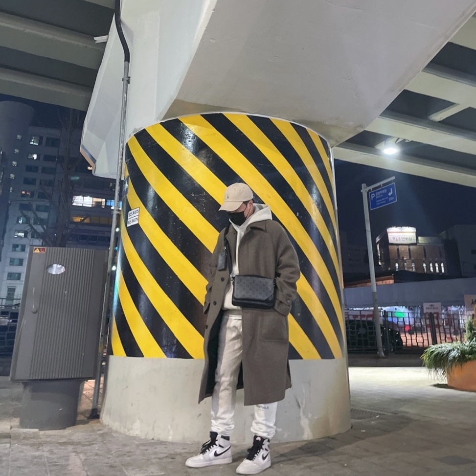 Louis Vuitton Trio Messenger Monogram Eclipse, Jordan 1 Retro High OG Defiant SB NYC to Paris 착용 스타일