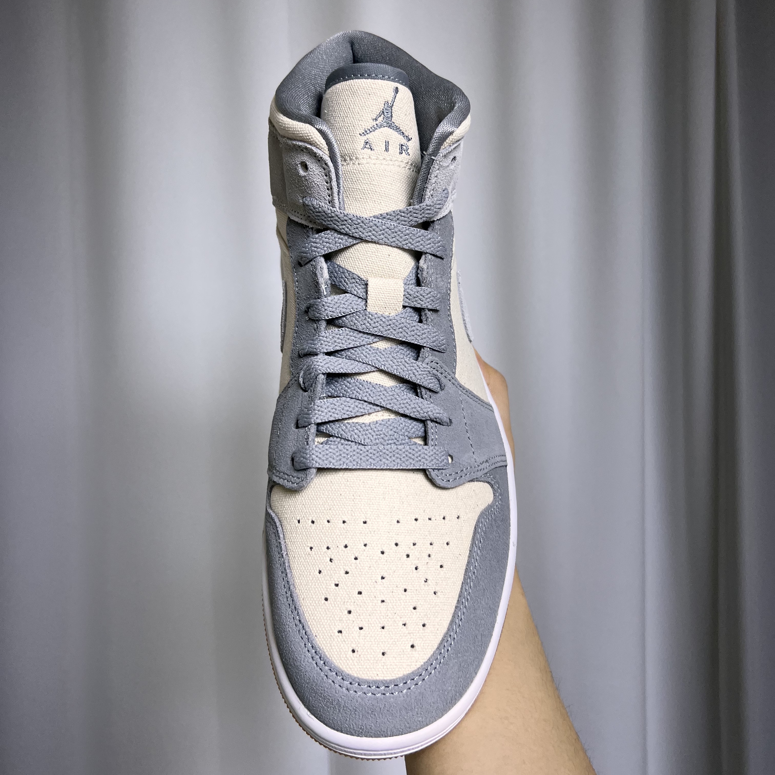 Jordan 1 Mid SE Coconut Milk Particle Grey 착용 스타일 - 4