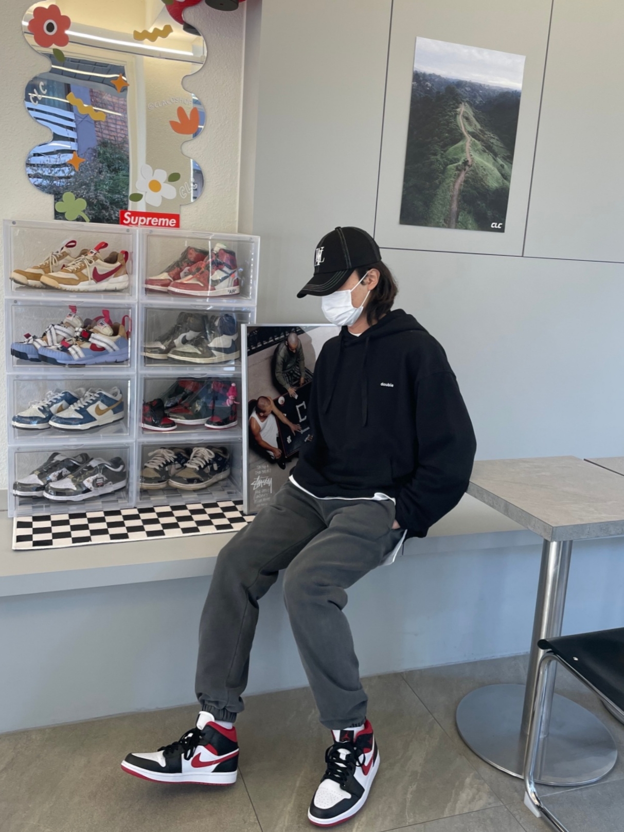 Jordan 1 Mid Gym Red Black White, Nike x Supreme SB Dunk Low Black 착용 스타일 - 2