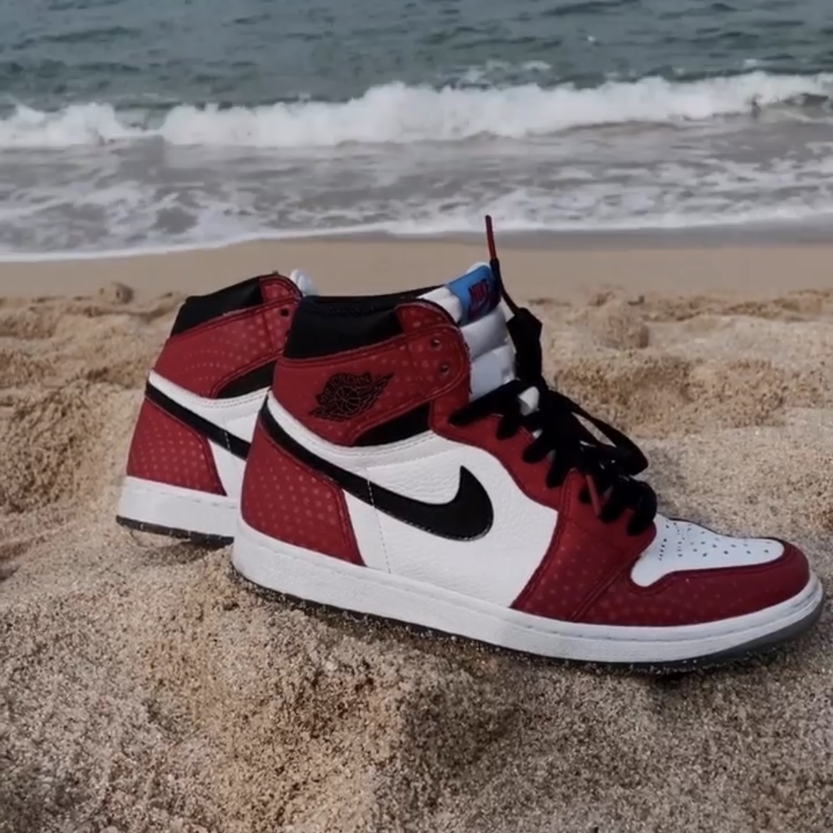 Jordan x Travis Scott Washed Suede Hoodie Grey, Jordan 1 Retro High Spider-Man Origin Story 착용 스타일 - 4