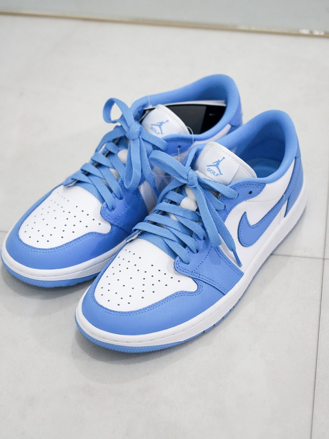 Jordan 1 Low Golf White and University Blue 착용 스타일 - 1