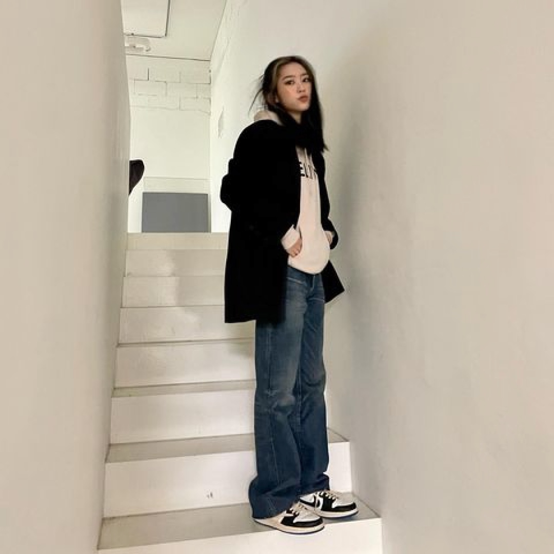 Jordan 1 x Travis Scott x Fragment Retro Low OG SP Military Blue, (W) Celine Loose Hooded Sweatshirt with Celine Print in Cotton Fleece Ivory Black 착용 스타일 - 2