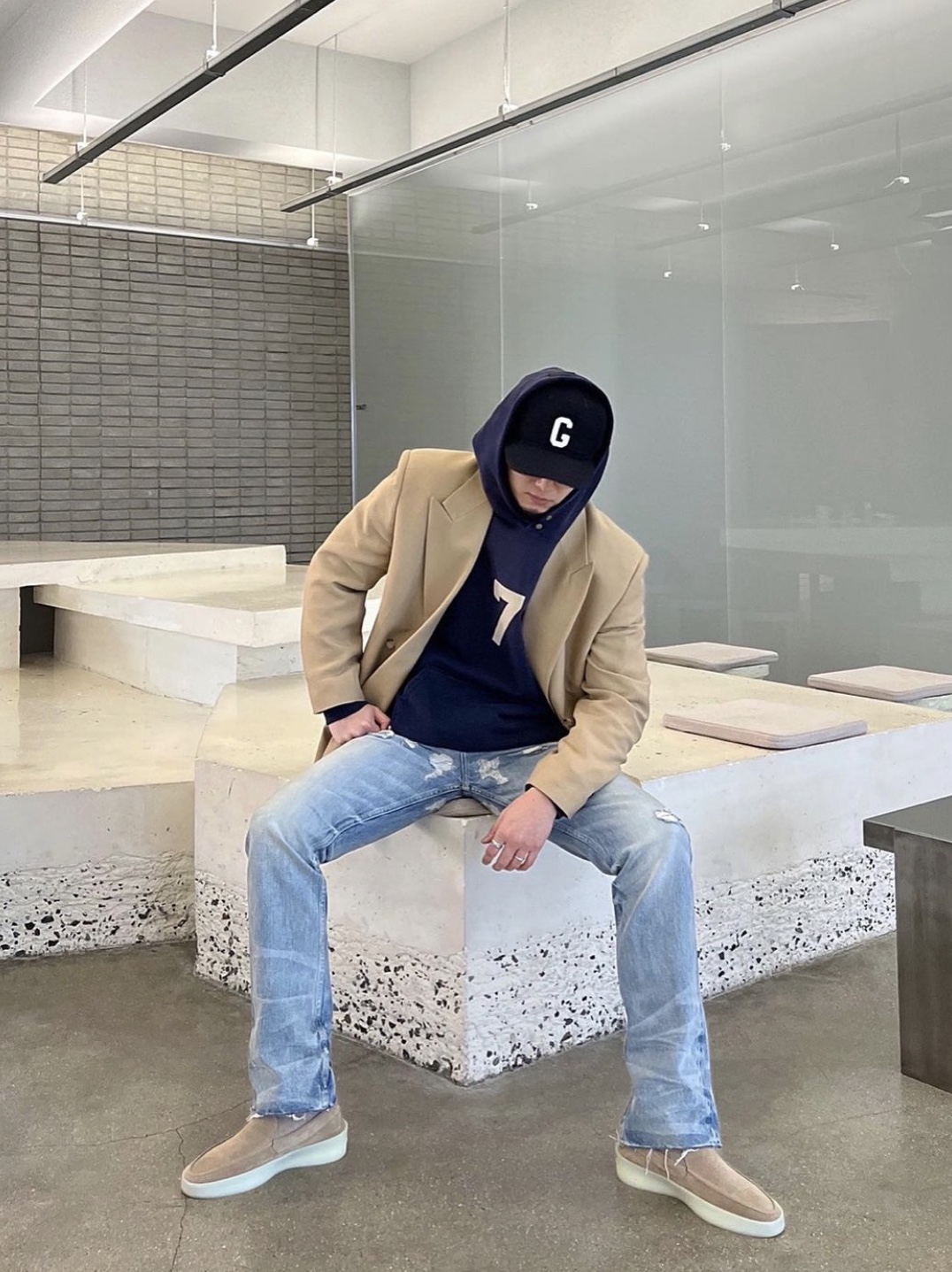 Fear of God 7 Hoodie Vintage Navy, Fear of God The Loafer Daino 착용 스타일 - 2