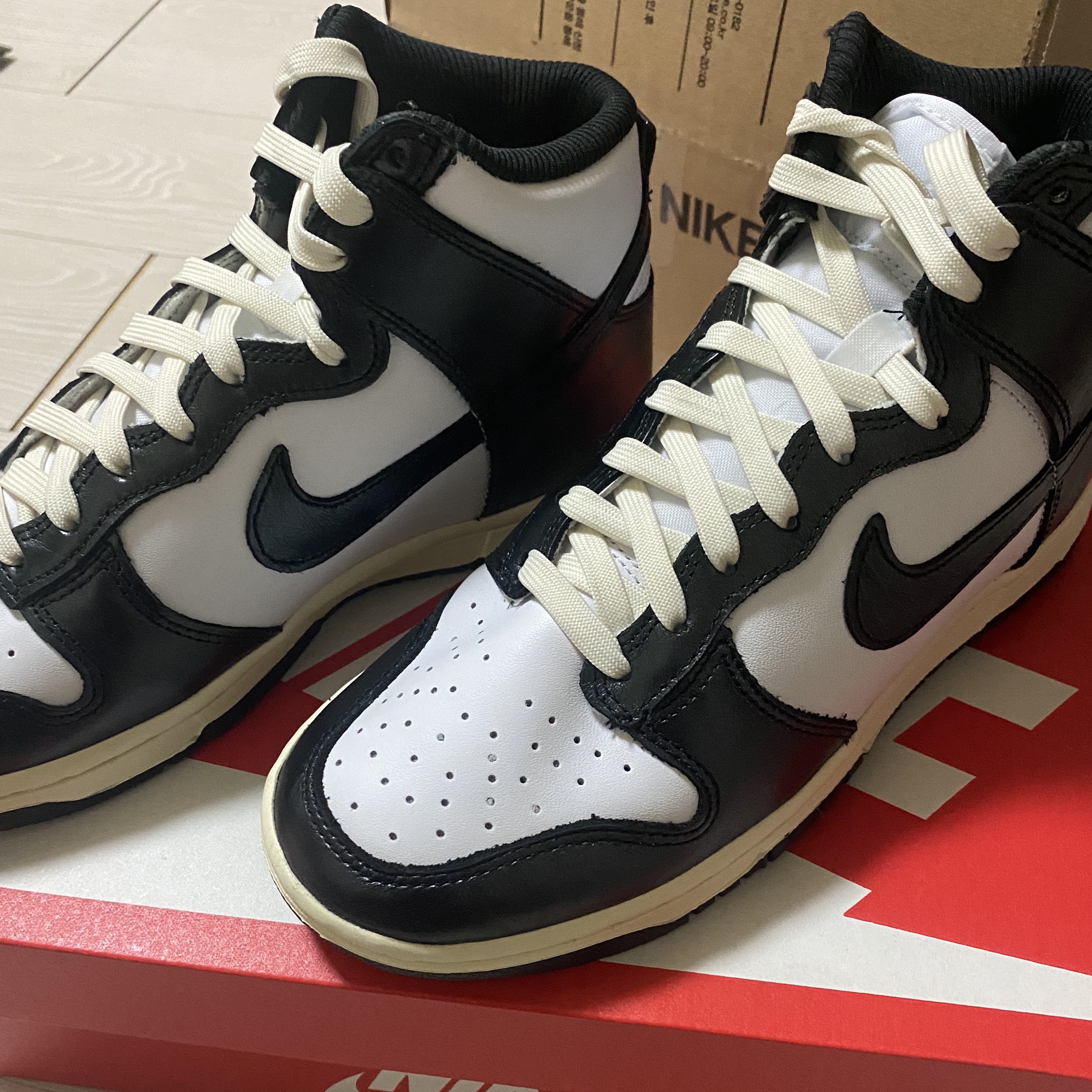 (W) Nike Dunk High Vintage Black 착용 스타일 - 2