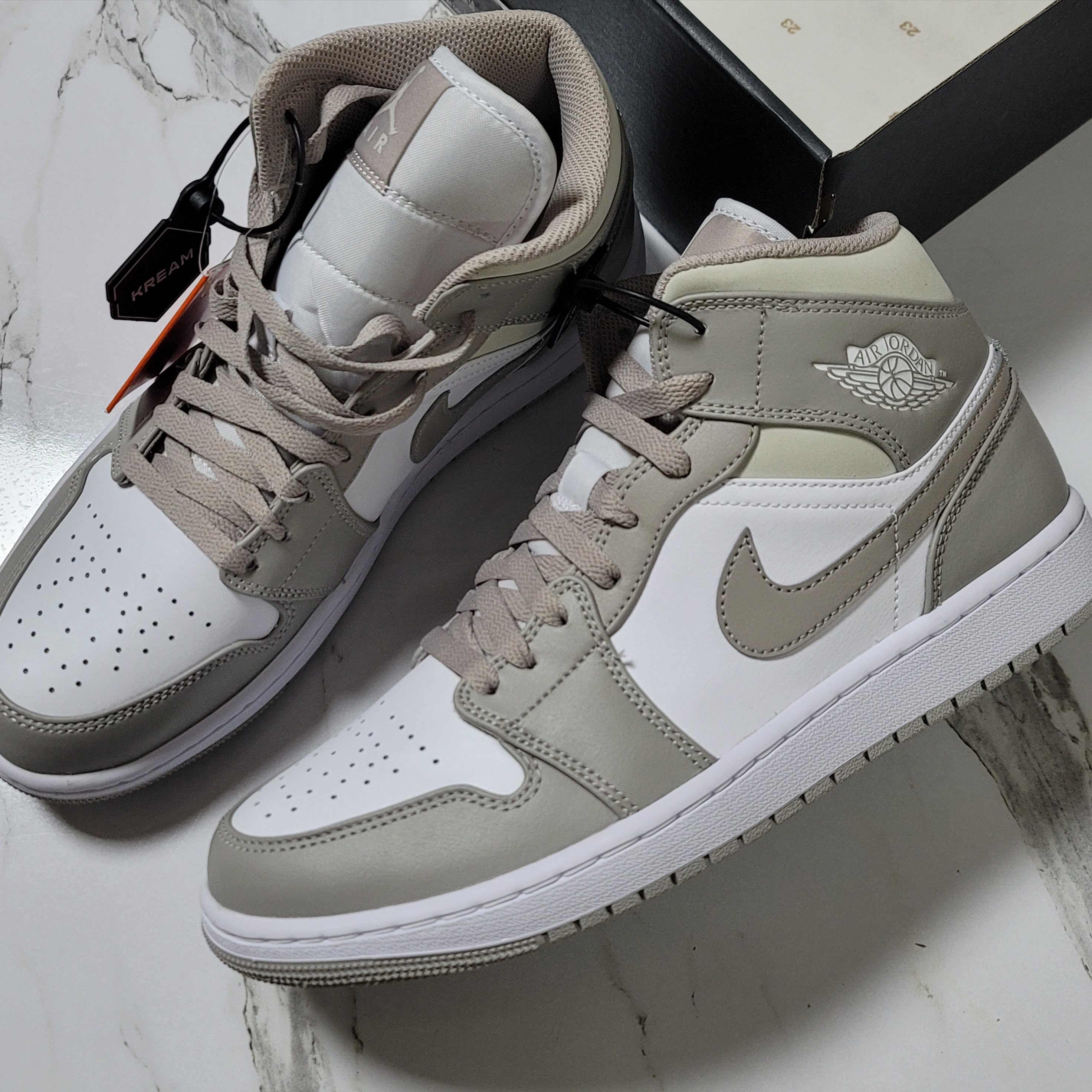 Jordan 1 Mid College Grey 착용 스타일