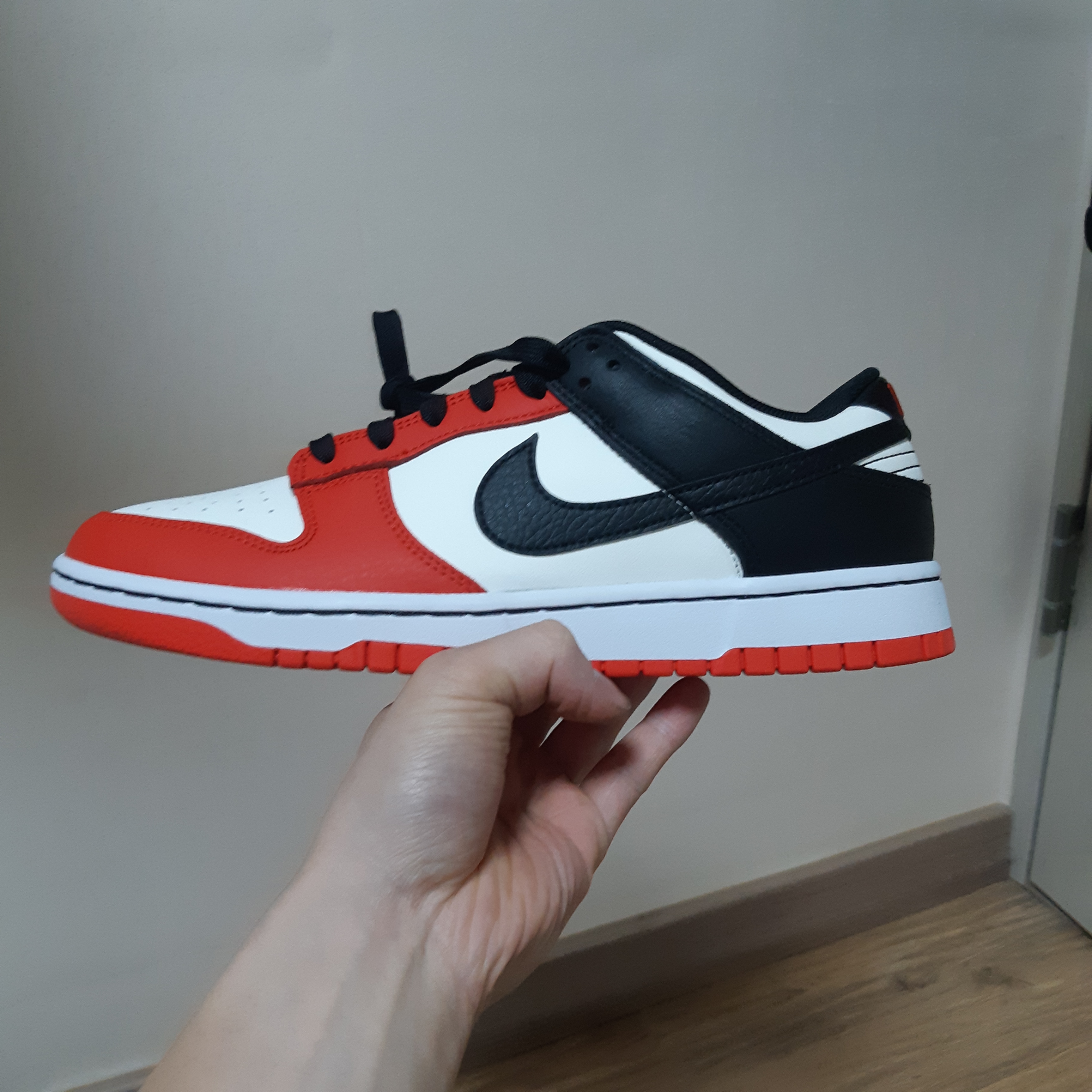 Nike x NBA Dunk Low Retro EMB Black and Chile Red 착용 스타일 - 1