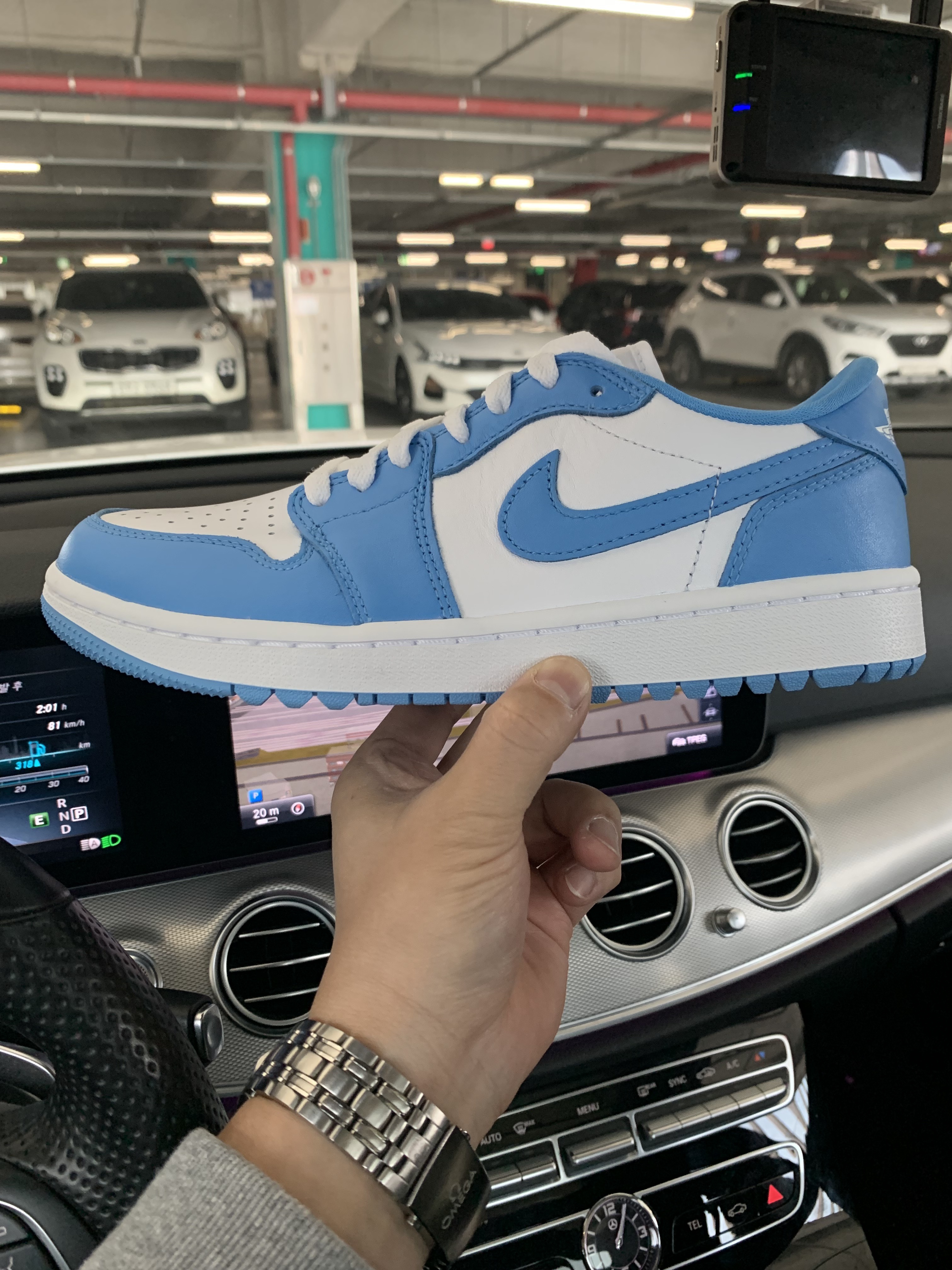 Jordan 1 Low Golf White and University Blue 착용 스타일