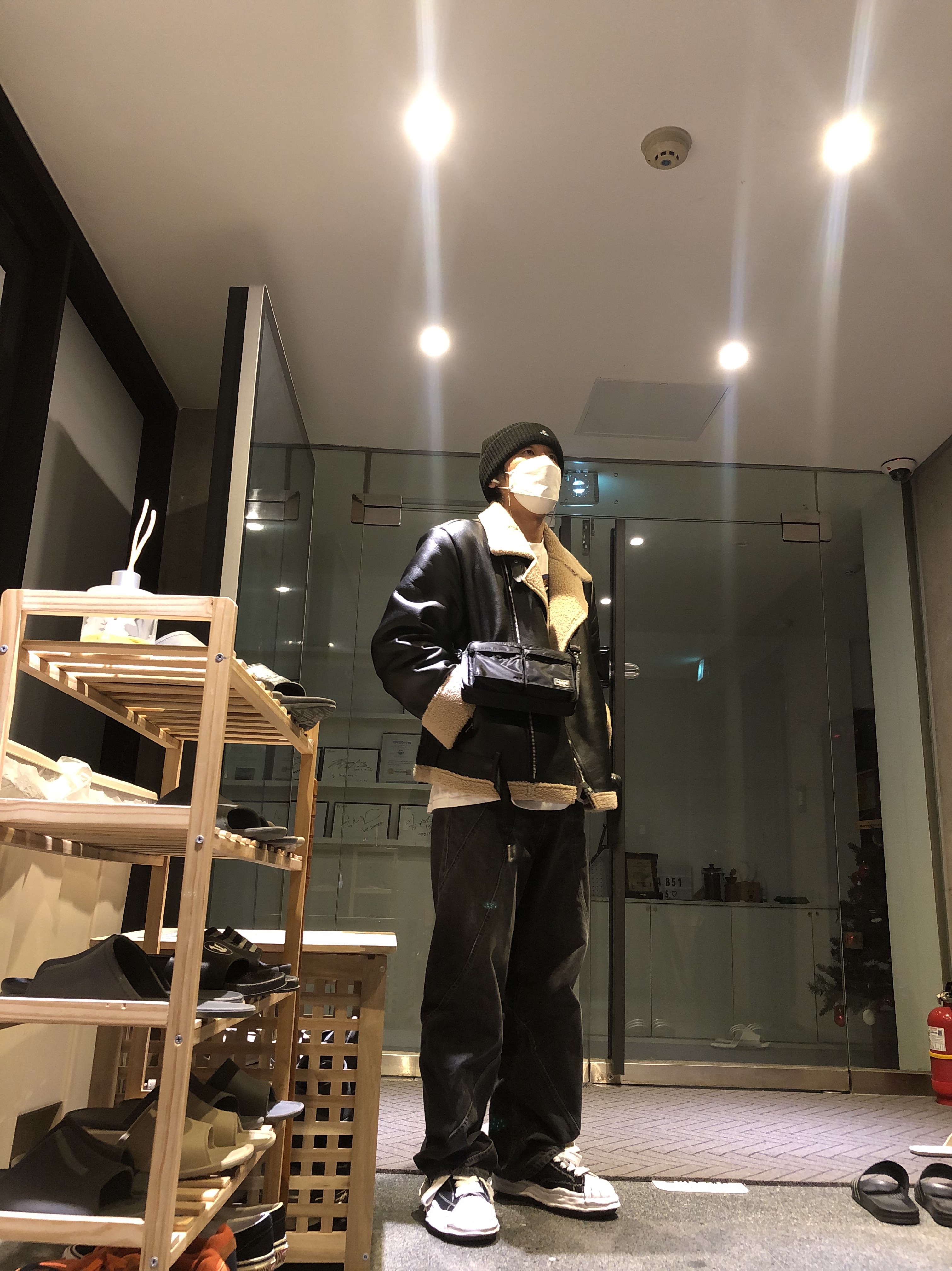 Maison Mihara Yasuhiro Blakey OG Sole Canvas Low-top Sneakers Black White, Porter Tanker Shoulder Bag Black 착용 스타일