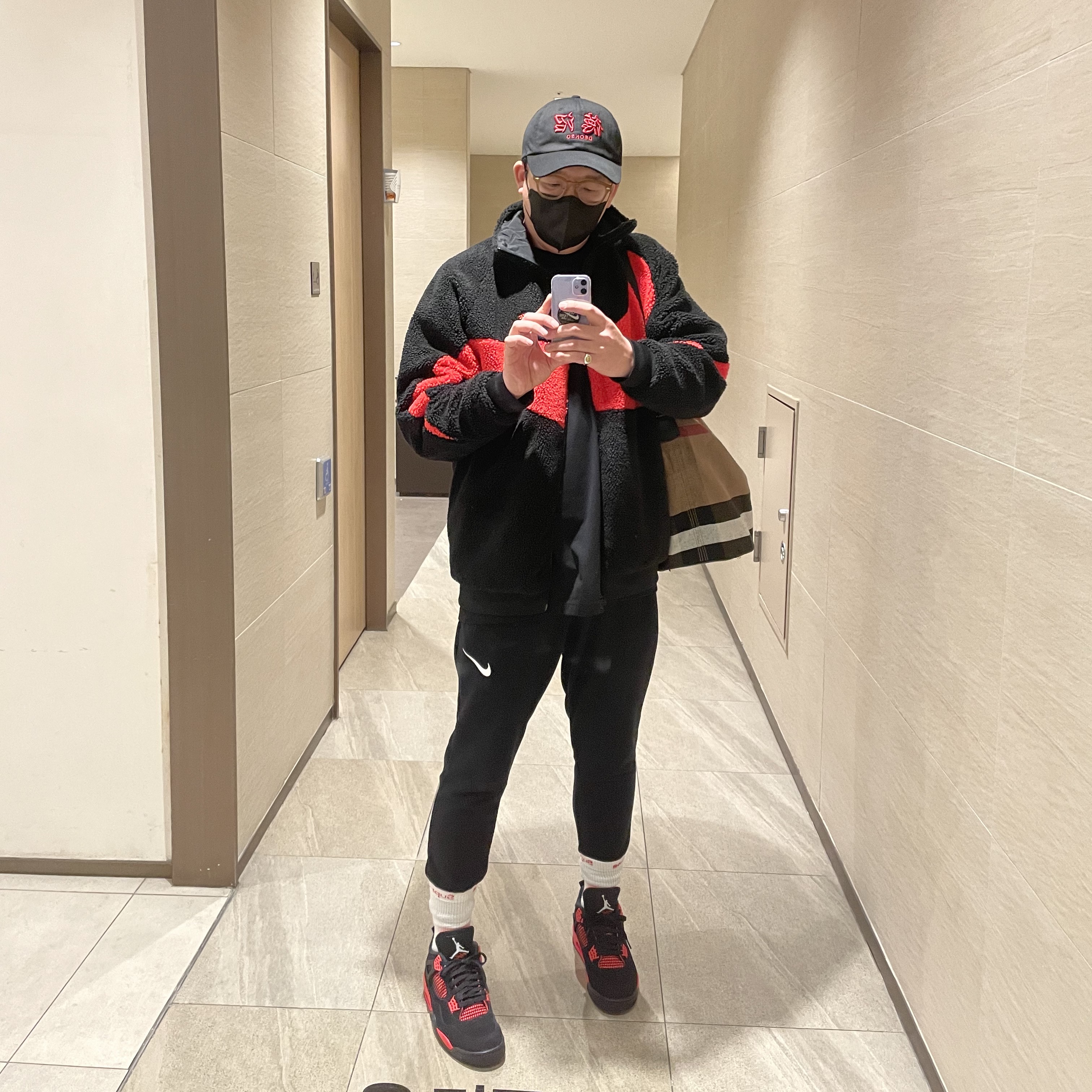 Jordan 4 Retro Crimson, Darkr8m Studio x Libilly Cap Black 착용 스타일
