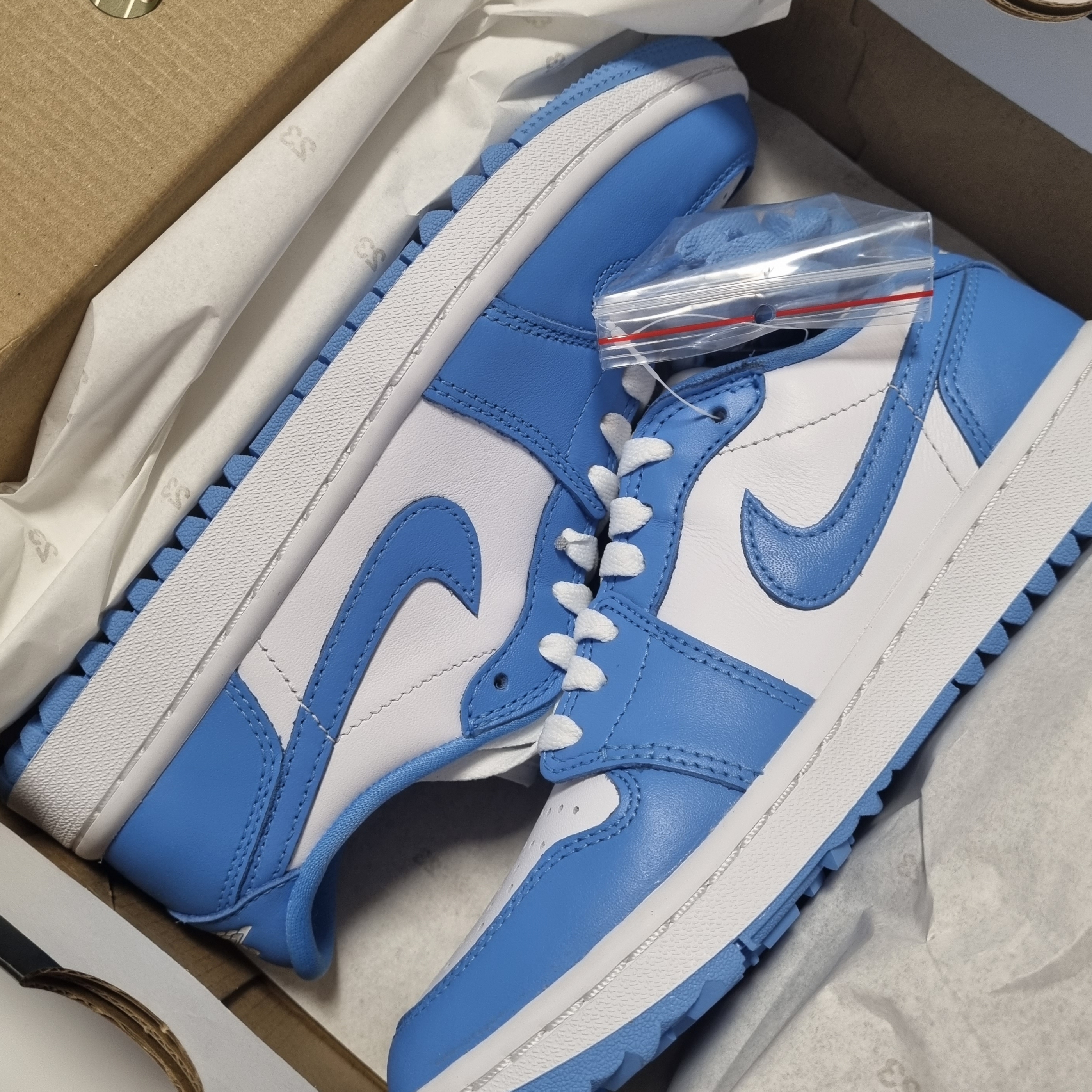 Jordan 1 Low Golf White and University Blue 착용 스타일
