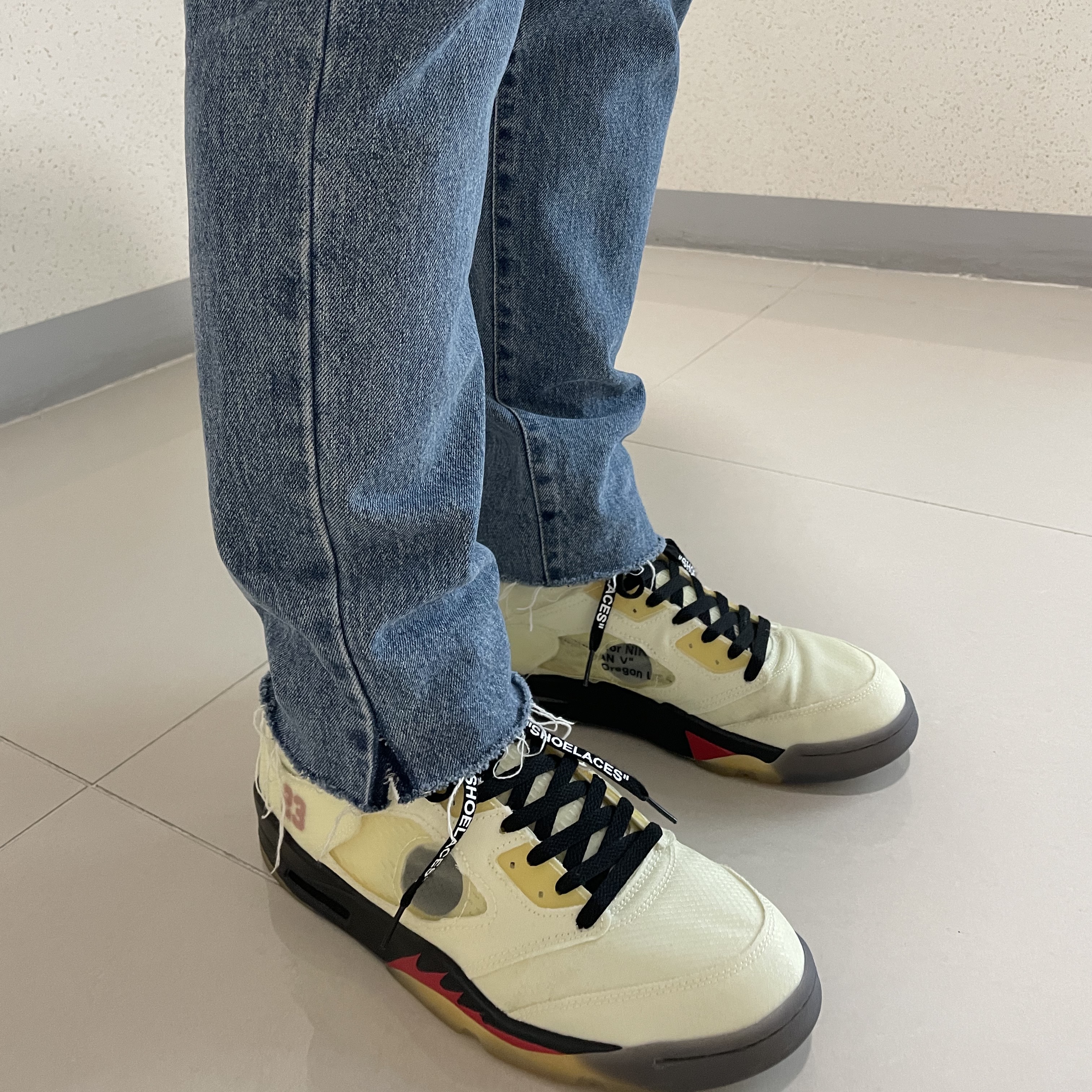 Jordan 5 x Off-White Retro SP Sail Fire Red 착용 스타일
