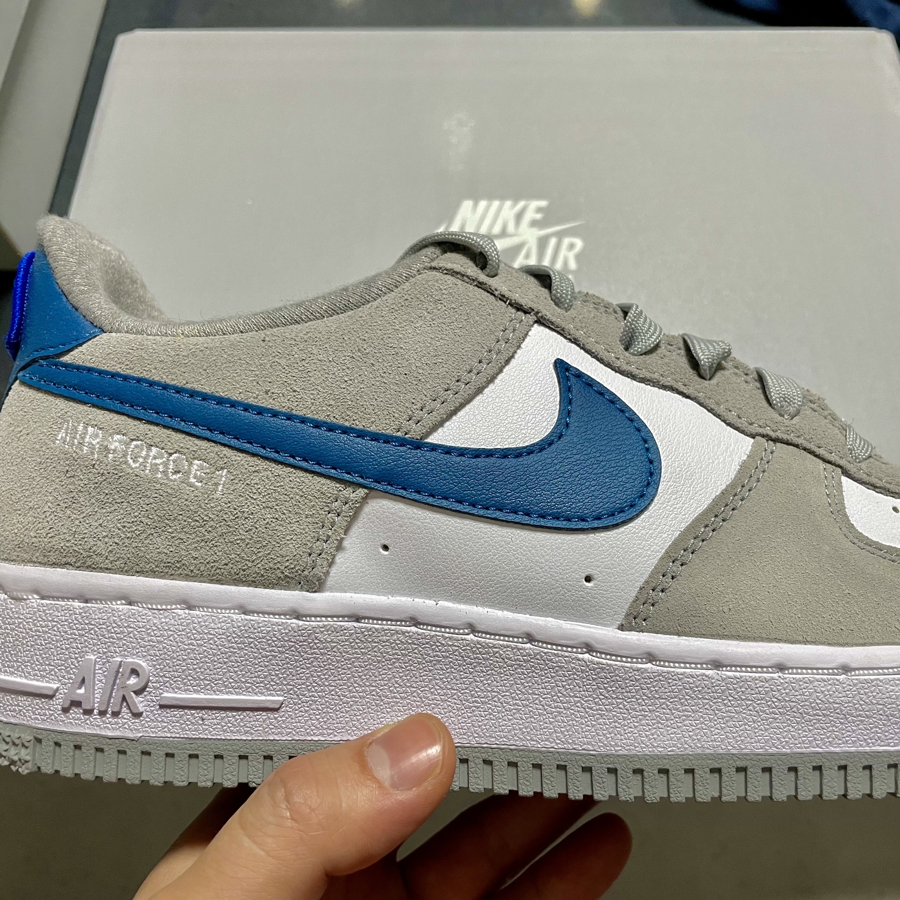(GS) Nike Air Force 1 LV8 Athletic Club Light Smoke Grey Marina 착용 스타일