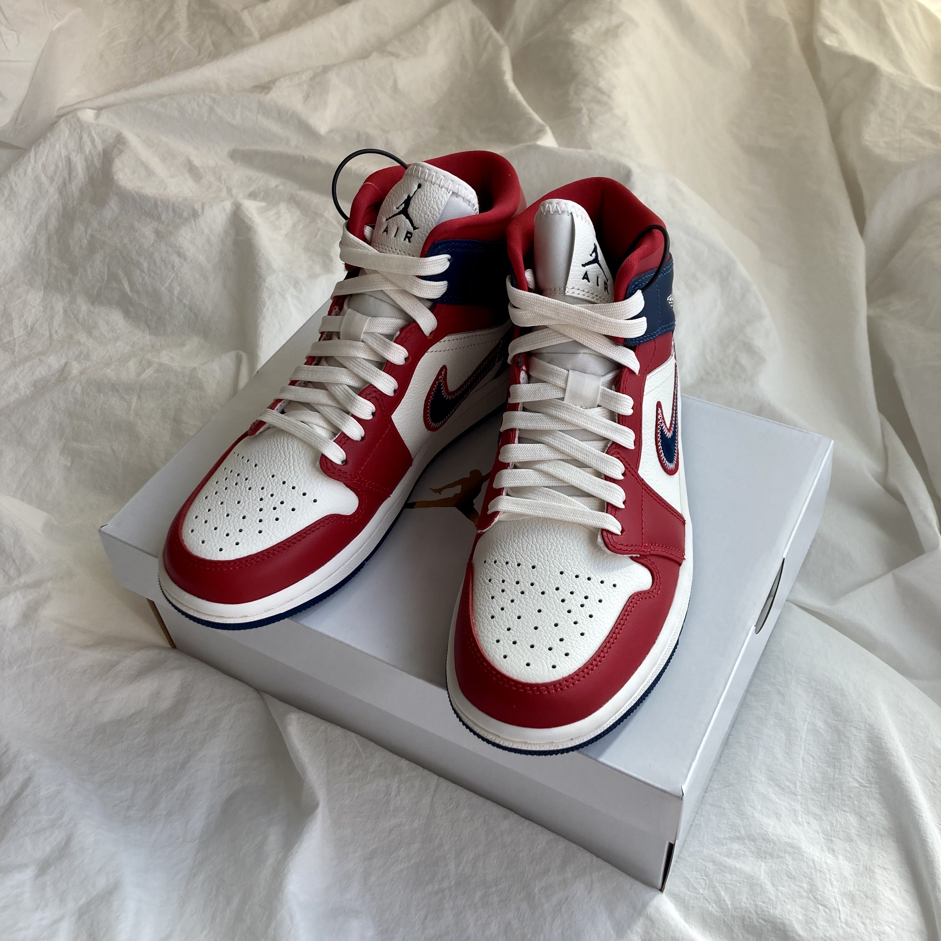 (W) Jordan 1 Mid SE Gym Red Midnight Navy 착용 스타일 - 1