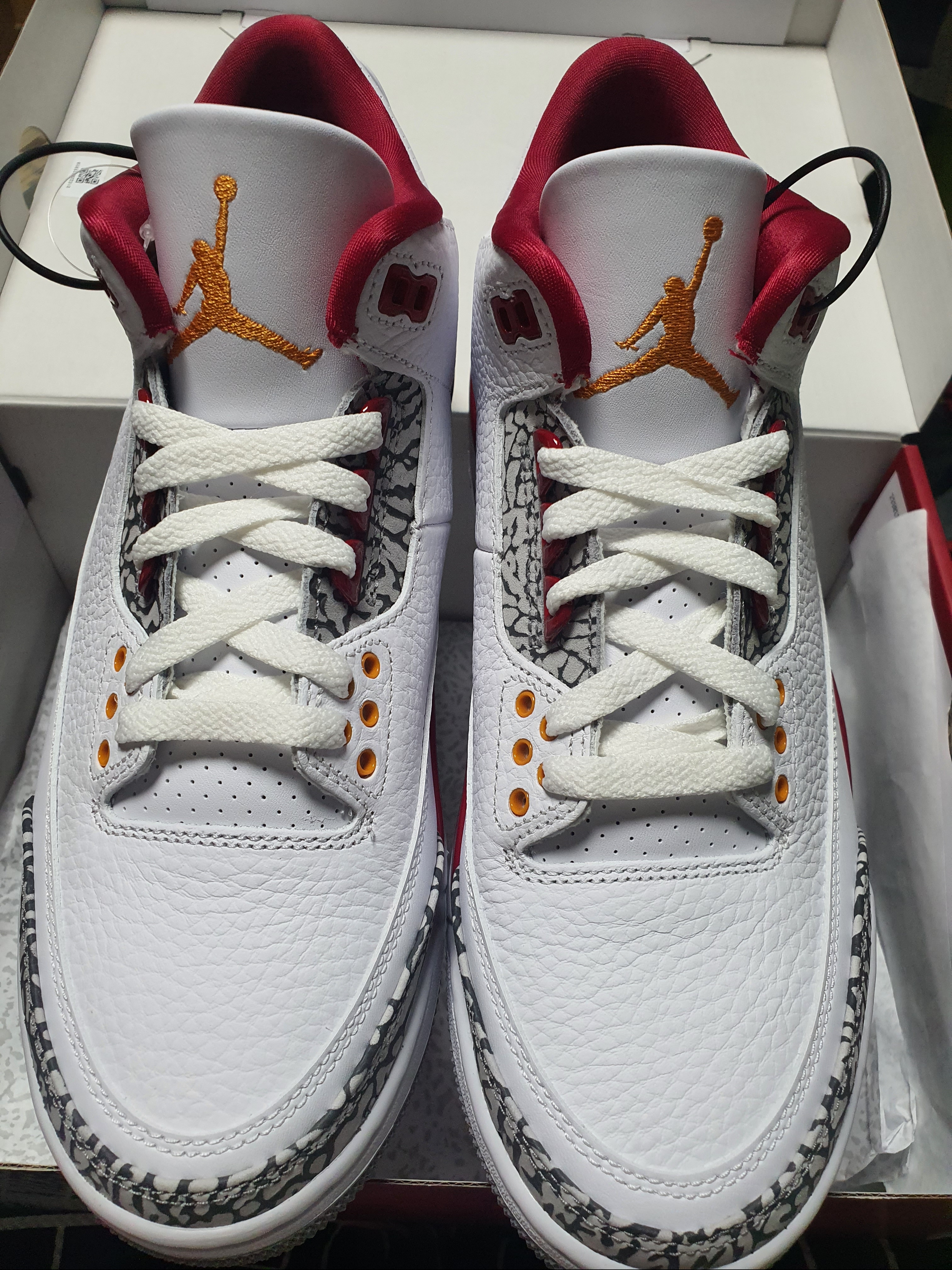 Jordan 3 Retro Cardinal Red, Jordan 1 Low SE Diamond 착용 스타일 - 3