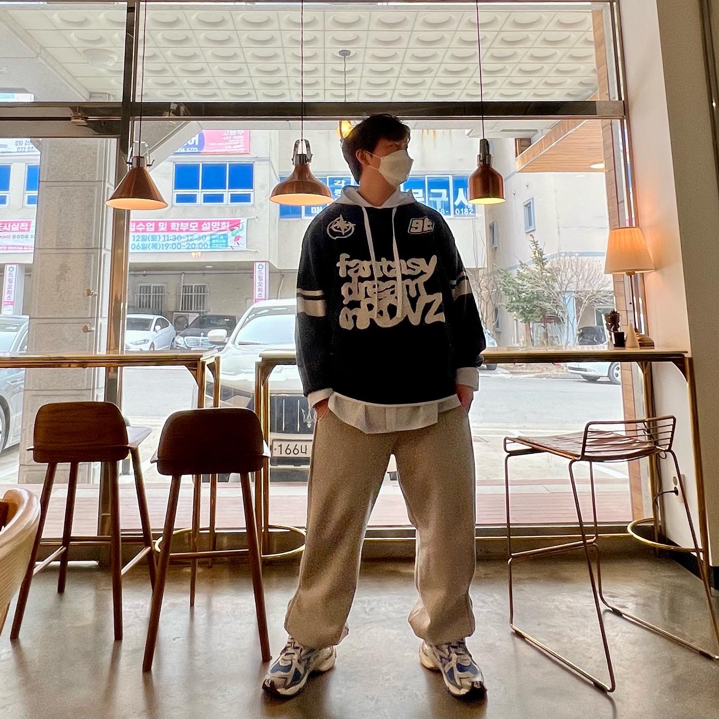 Balenciaga Runner Sneakers Blue White 착용 스타일 - 2