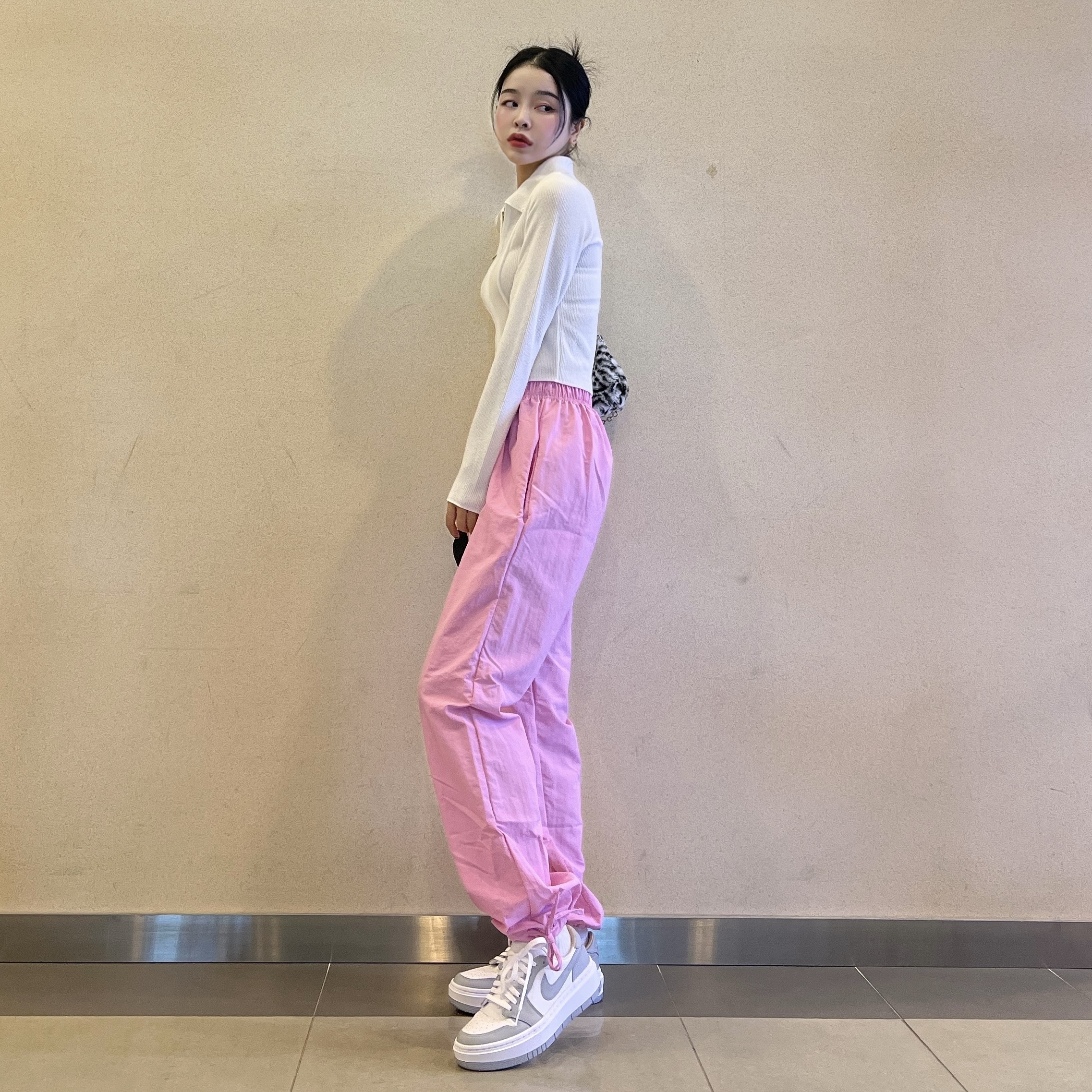 (W) Jordan 1 Elevate Low White and Wolf Grey 착용 스타일 - 2