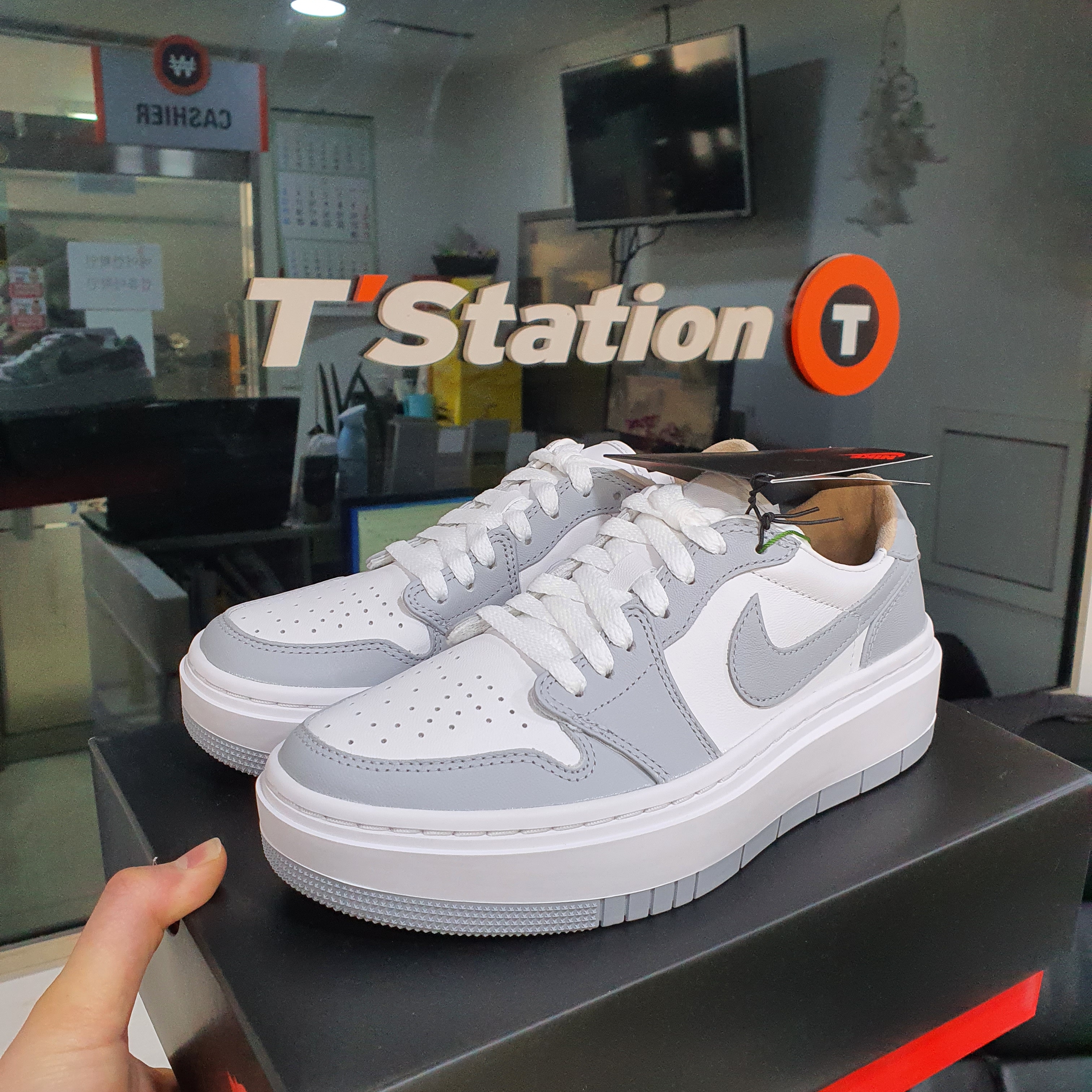 (W) Jordan 1 Elevate Low White and Wolf Grey 착용 스타일 - 2