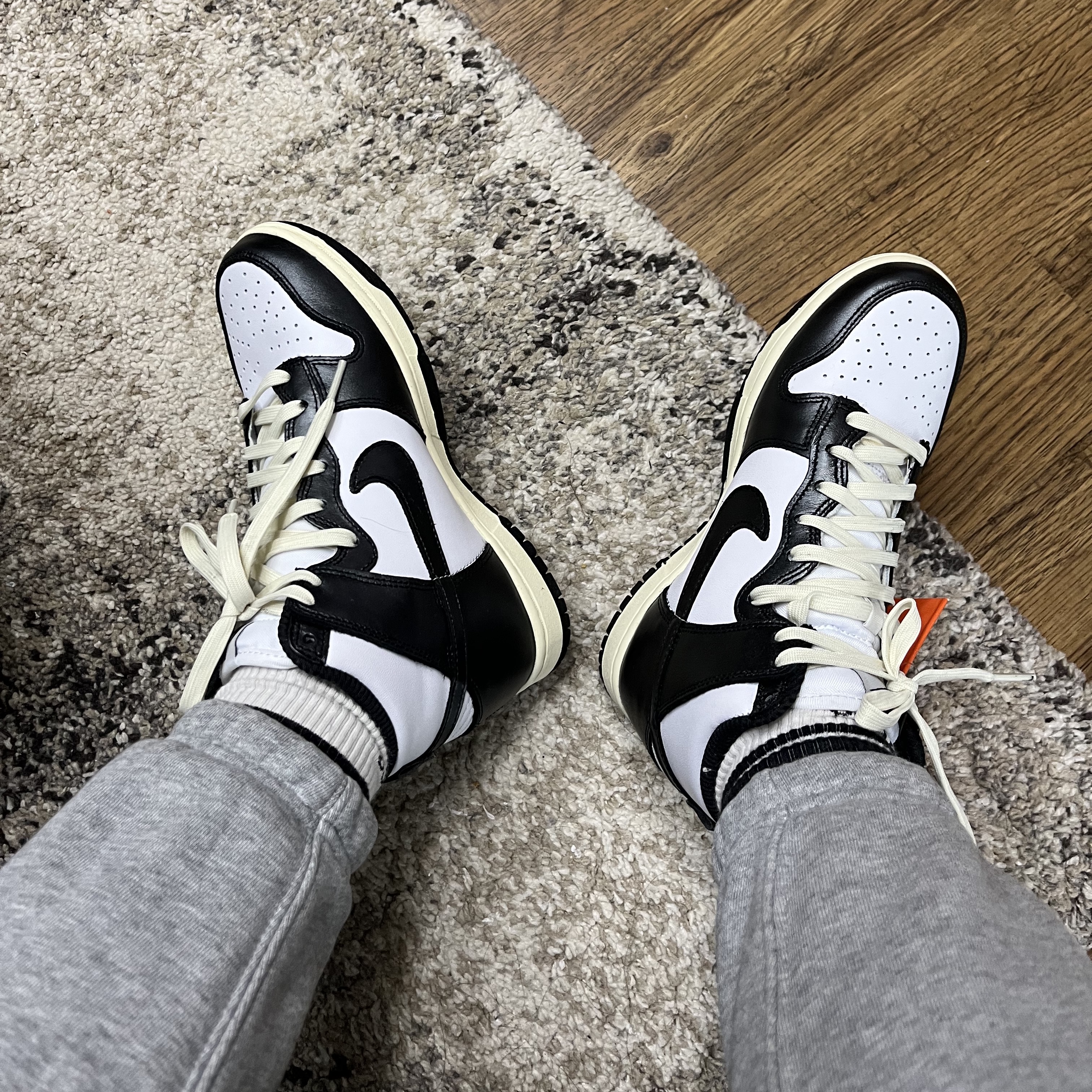 (W) Nike Dunk High Vintage Black 착용 스타일 - 1