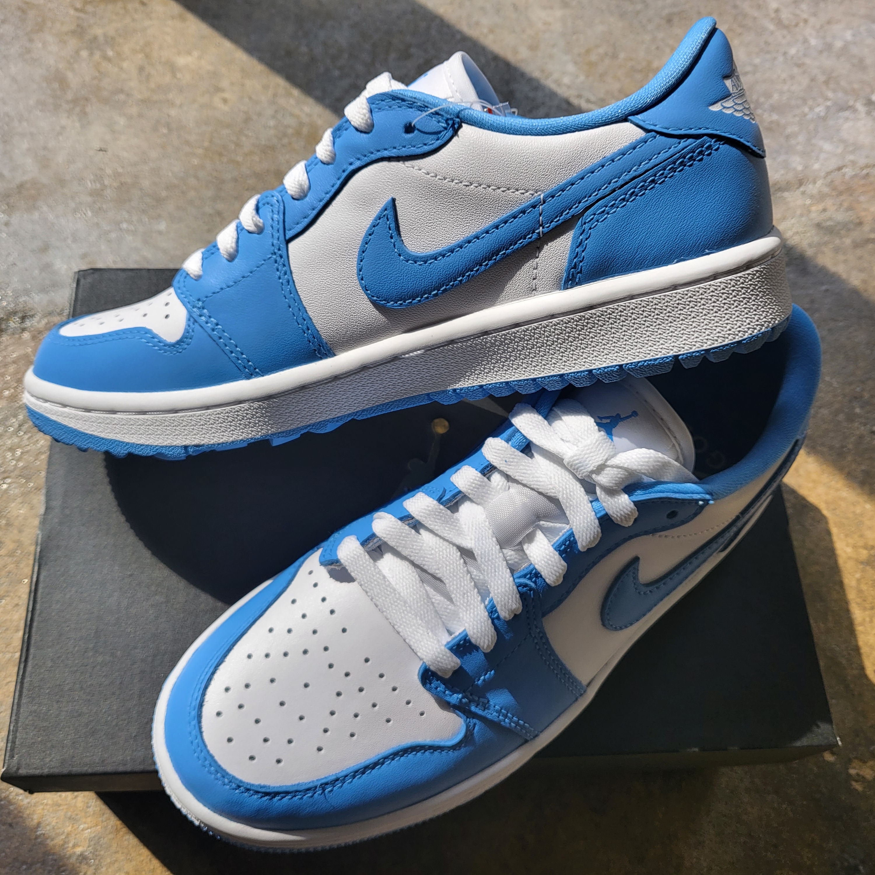 Jordan 1 Low Golf White and University Blue 착용 스타일