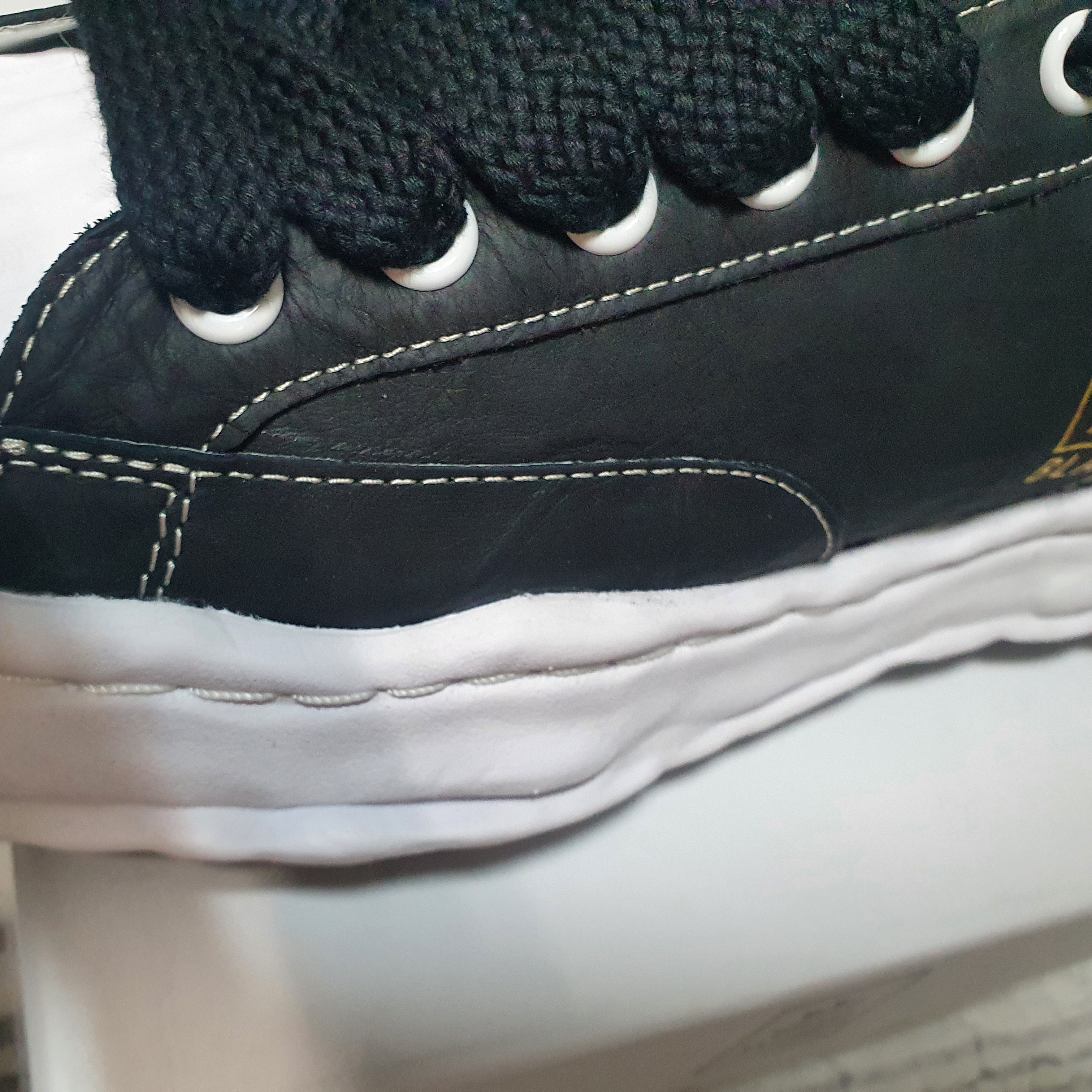 Maison Mihara Yasuhiro Blakey OG STC Sole Paper Like Leather Low-top Sneakers Black 착용 스타일 - 2