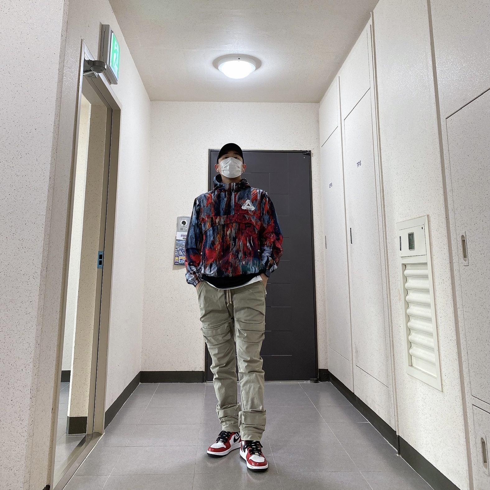 Palace Utility Jacket Tree Bark - 21FW, Jordan 1 Retro High OG Light Fusion Red 착용 스타일 - 1