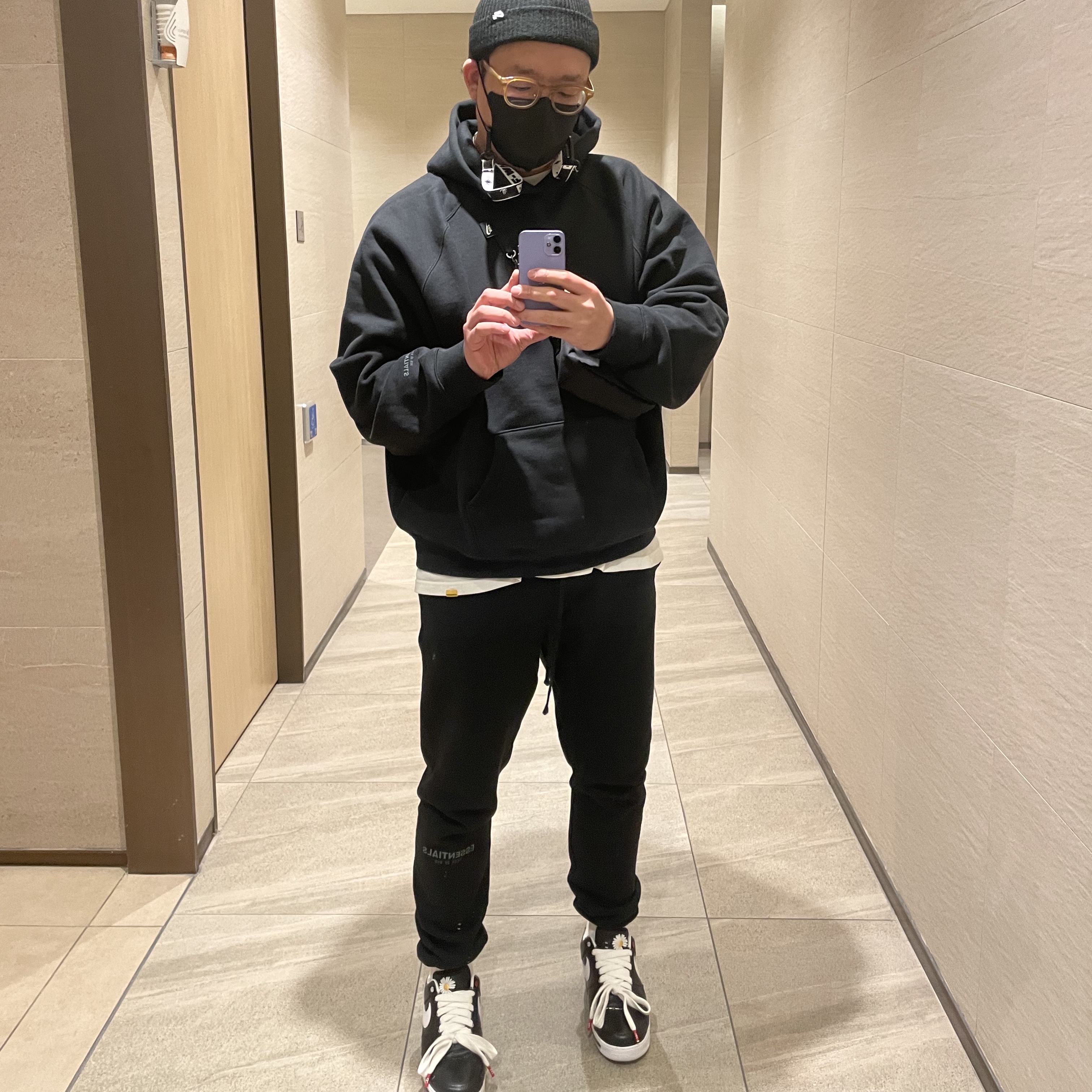 Nike x Peaceminusone Air Force 1 Low Para-Noise, Essentials The Core Collection Pullover Hoodie Black 착용 스타일