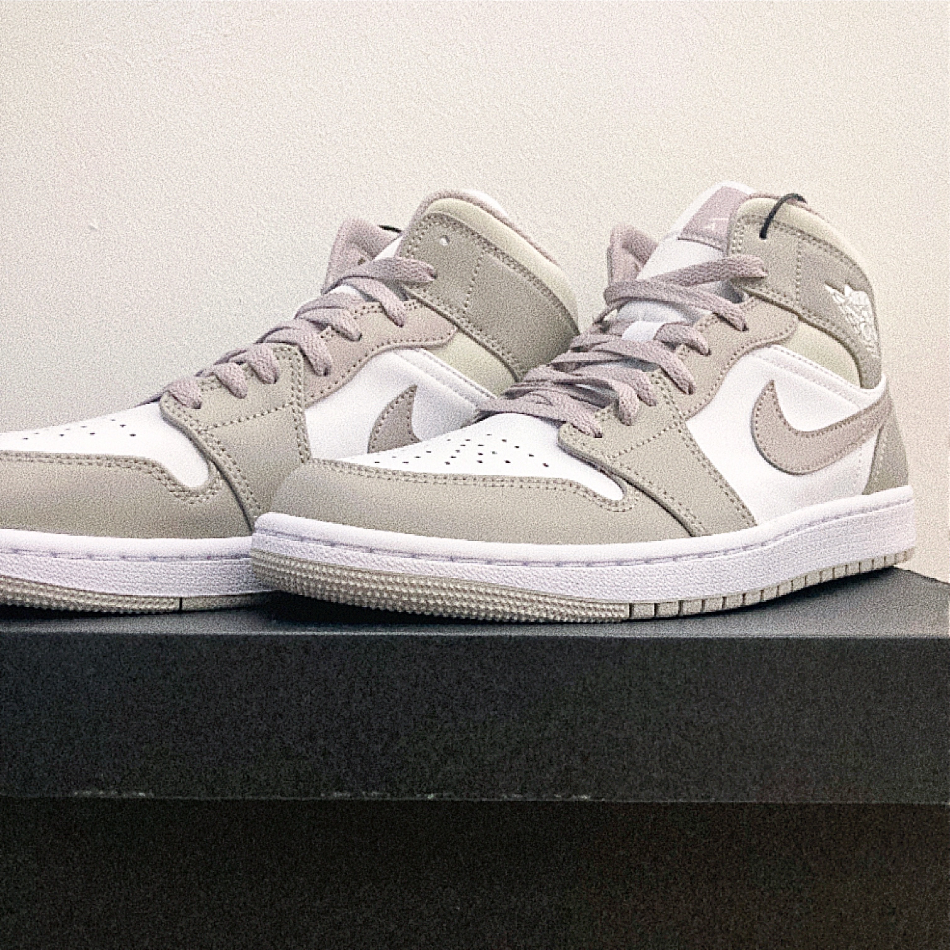 Jordan 1 Mid College Grey 착용 스타일 - 2