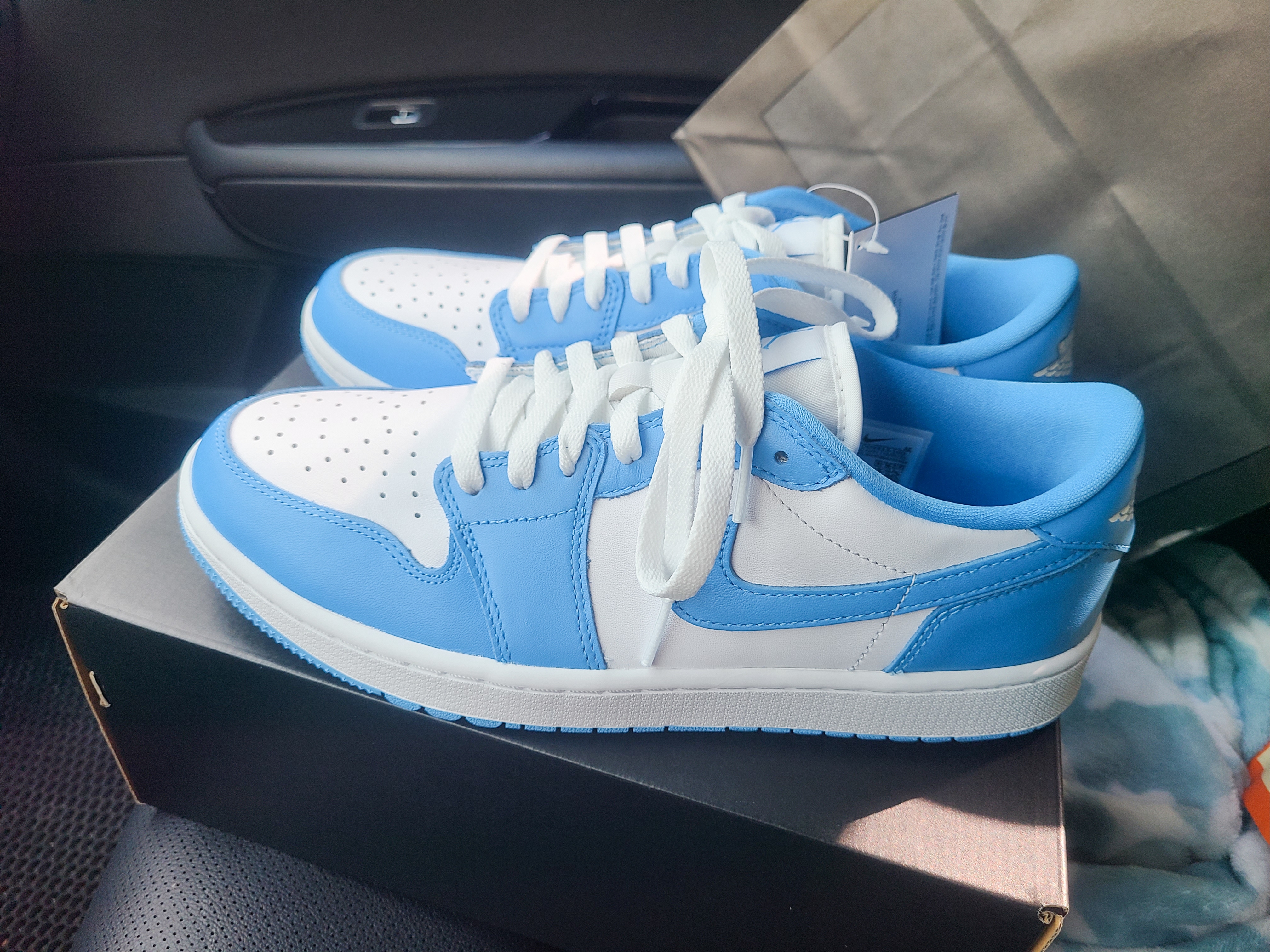 Jordan 1 Low Golf White and University Blue 착용 스타일