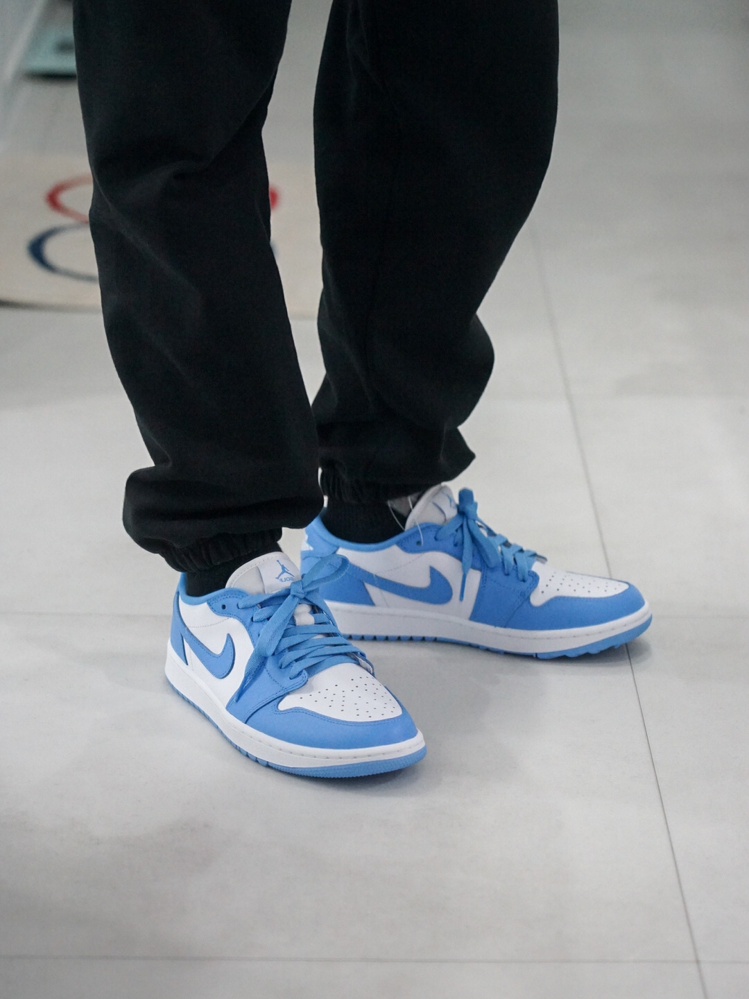 Jordan 1 Low Golf White and University Blue 착용 스타일 - 2