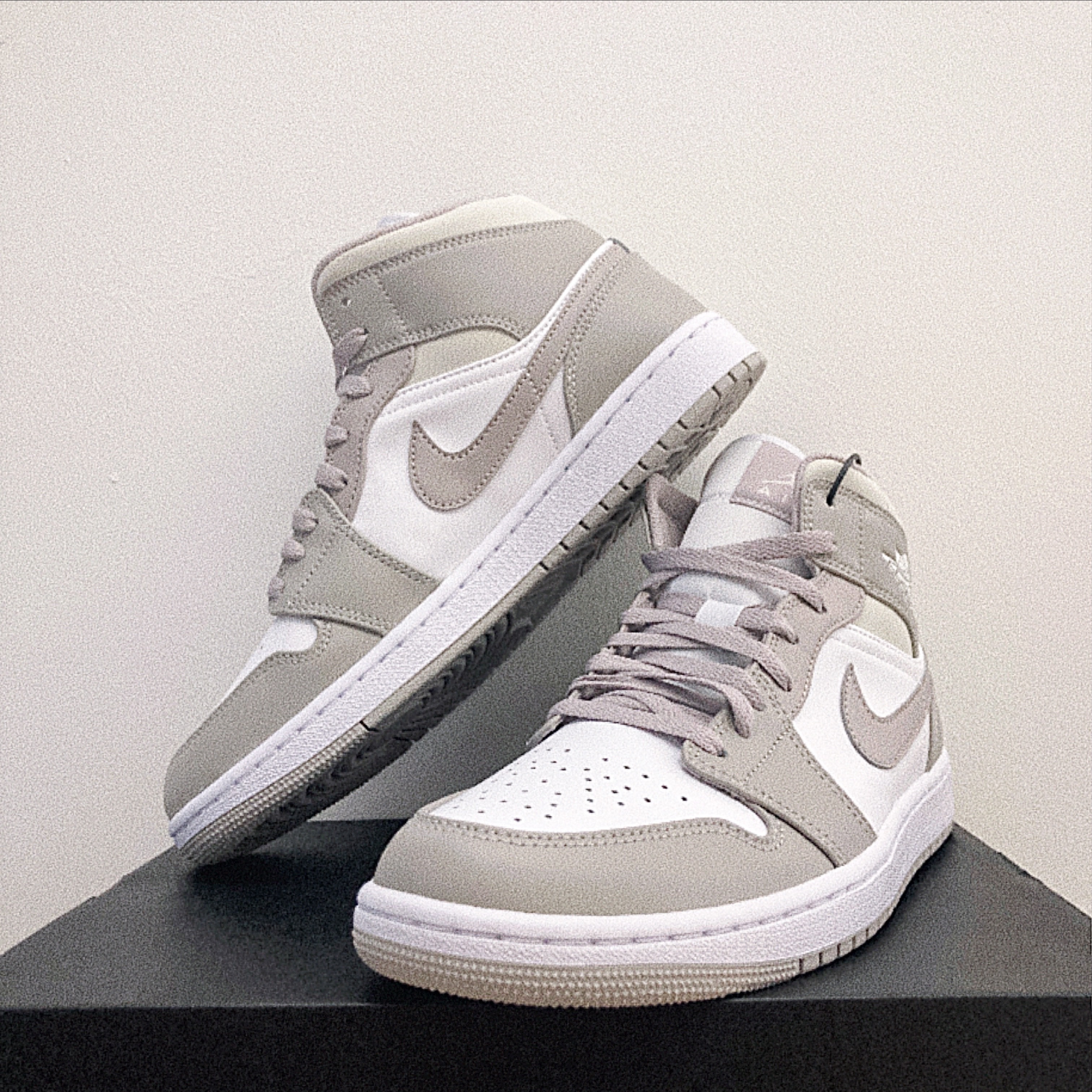 Jordan 1 Mid College Grey 착용 스타일 - 1