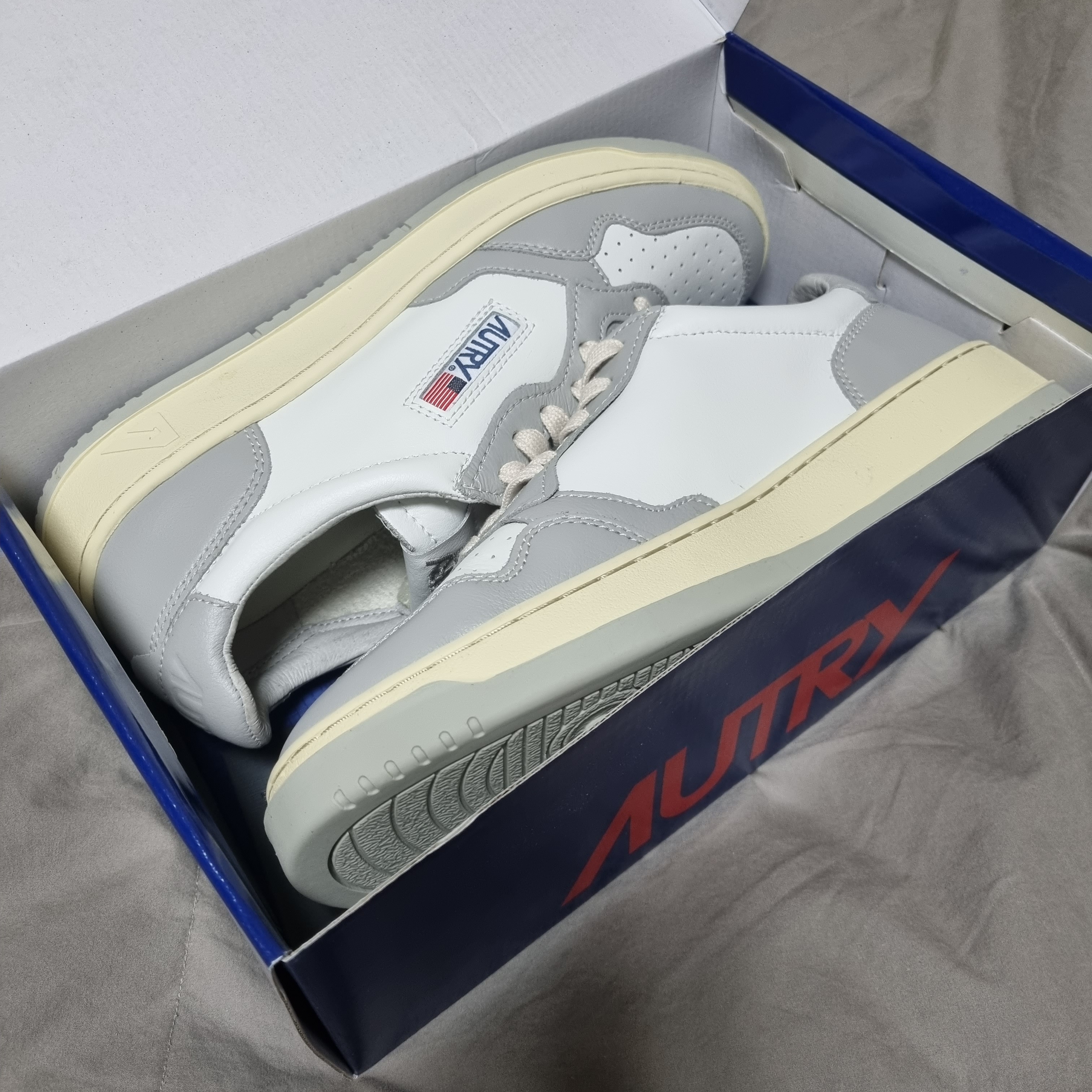 Autry Medalist Low Leather Sneakers Grey White 착용 스타일