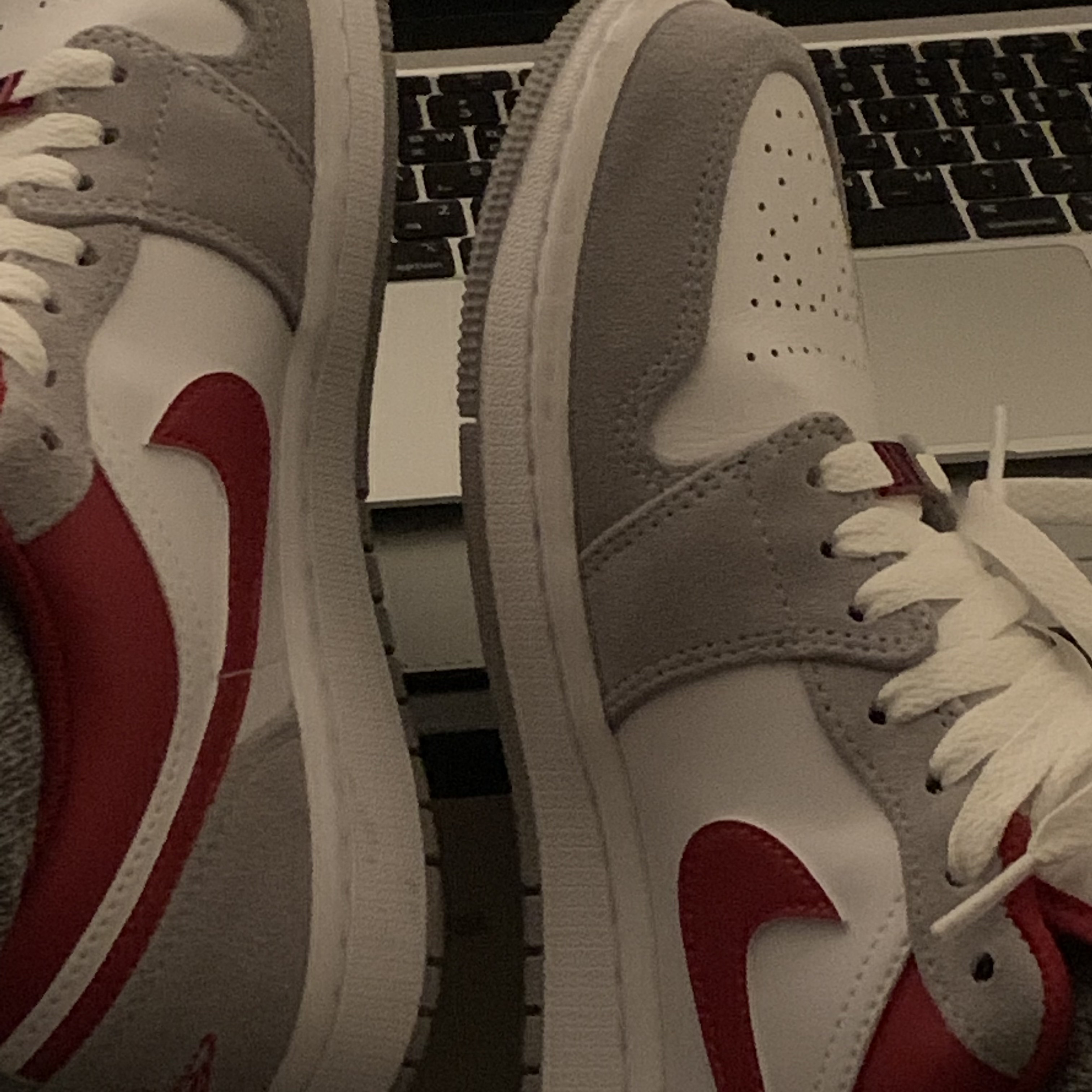 Jordan 1 Low SE Light Smoke Grey Gym Red, (GS) Jordan 1 Low SE Light Smoke Grey Gym Red 착용 스타일