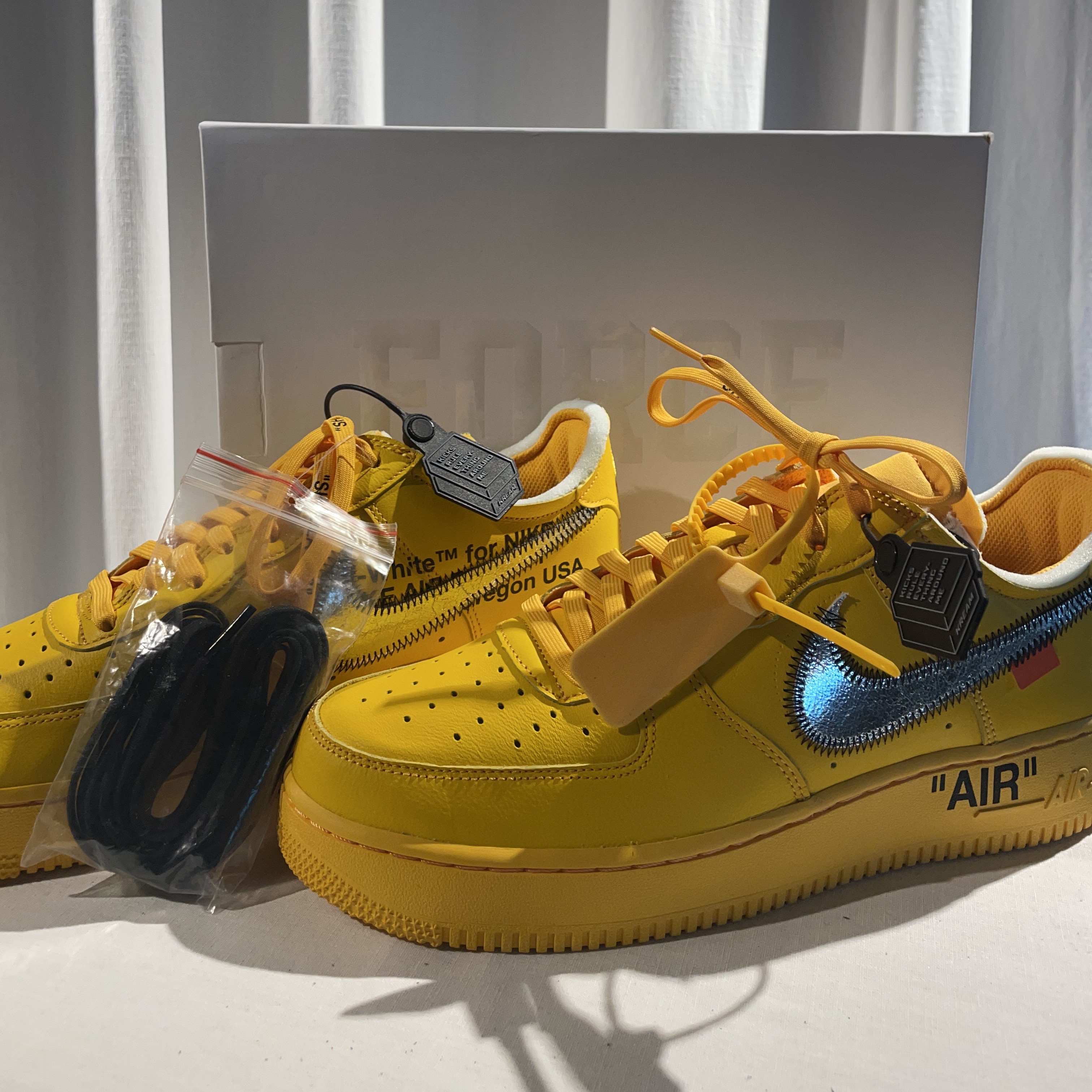 Nike x Off-White Air Force 1 '07 University Gold 착용 스타일