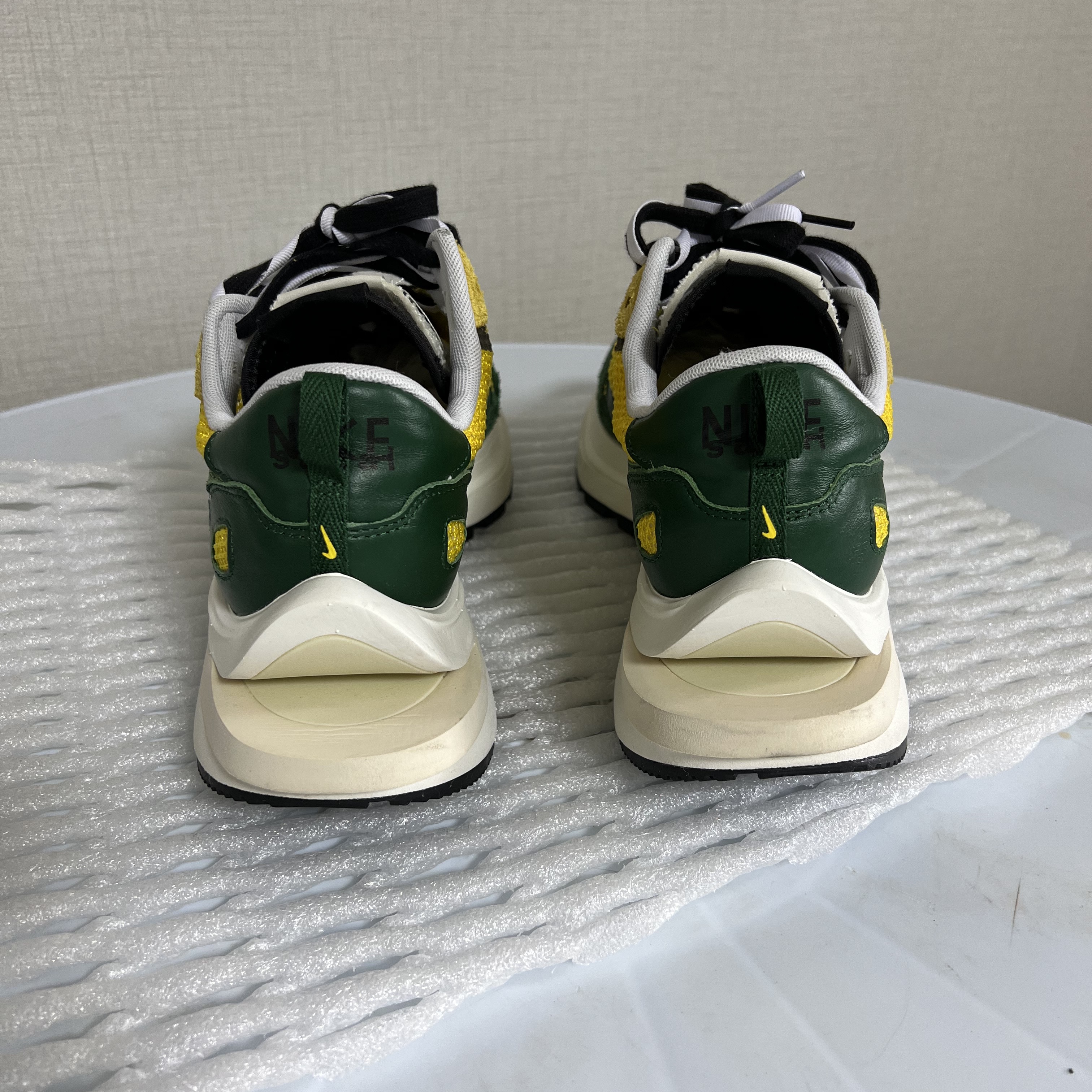Nike x Sacai VaporWaffle Tour Yellow & Gorge Green Sail 착용 스타일 - 4