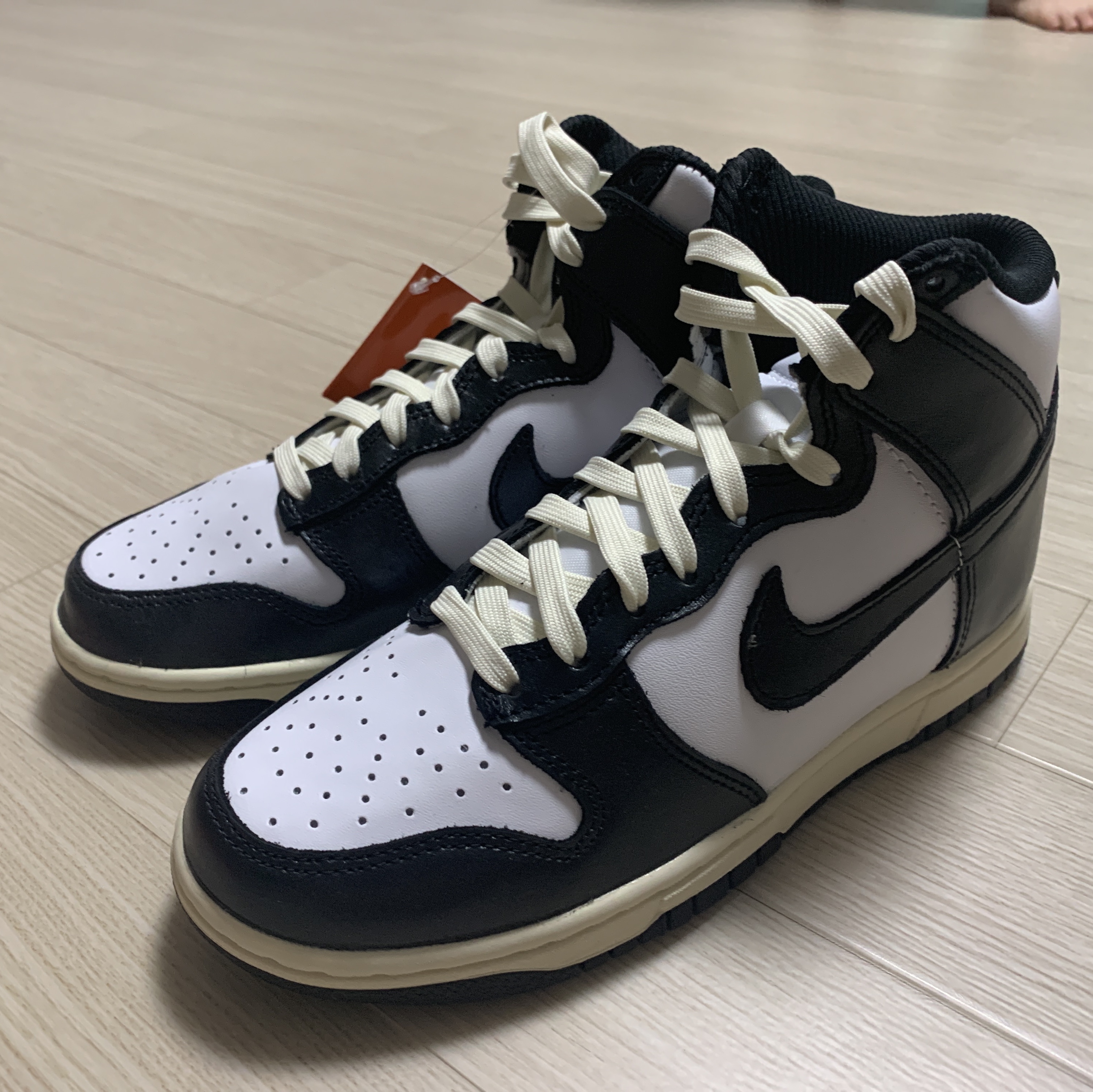 (W) Nike Dunk High Vintage Black 착용 스타일 - 2