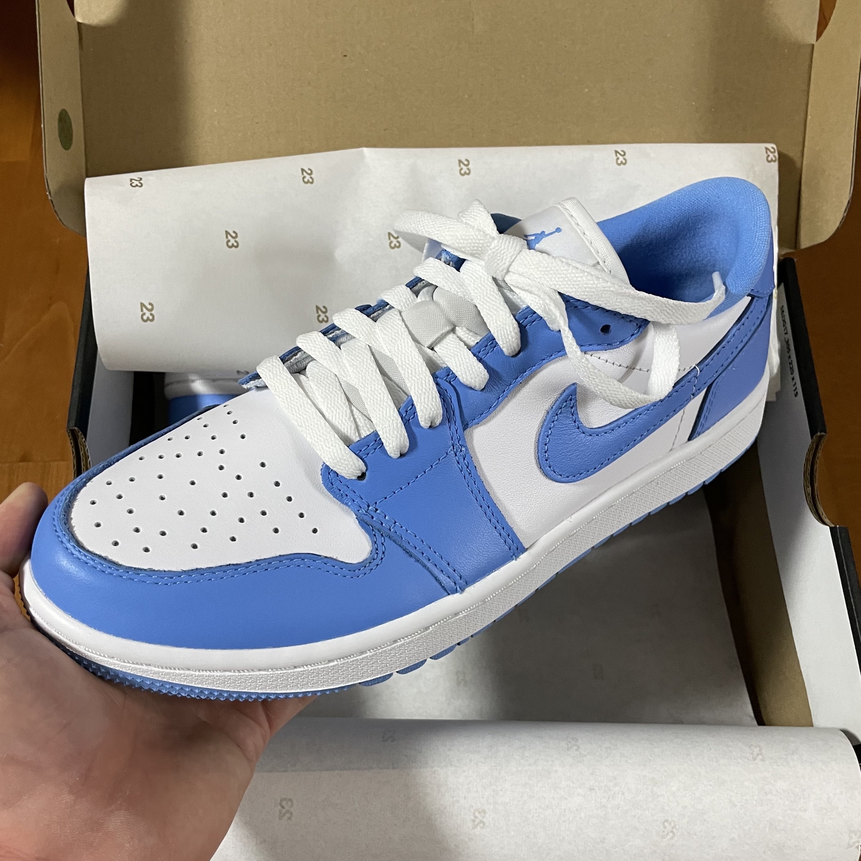 Jordan 1 Low Golf White and University Blue 착용 스타일 - 2