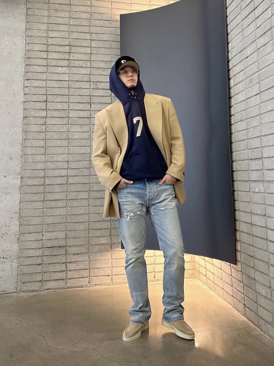 Fear of God 7 Hoodie Vintage Navy, Fear of God The Loafer Daino 착용 스타일 - 1