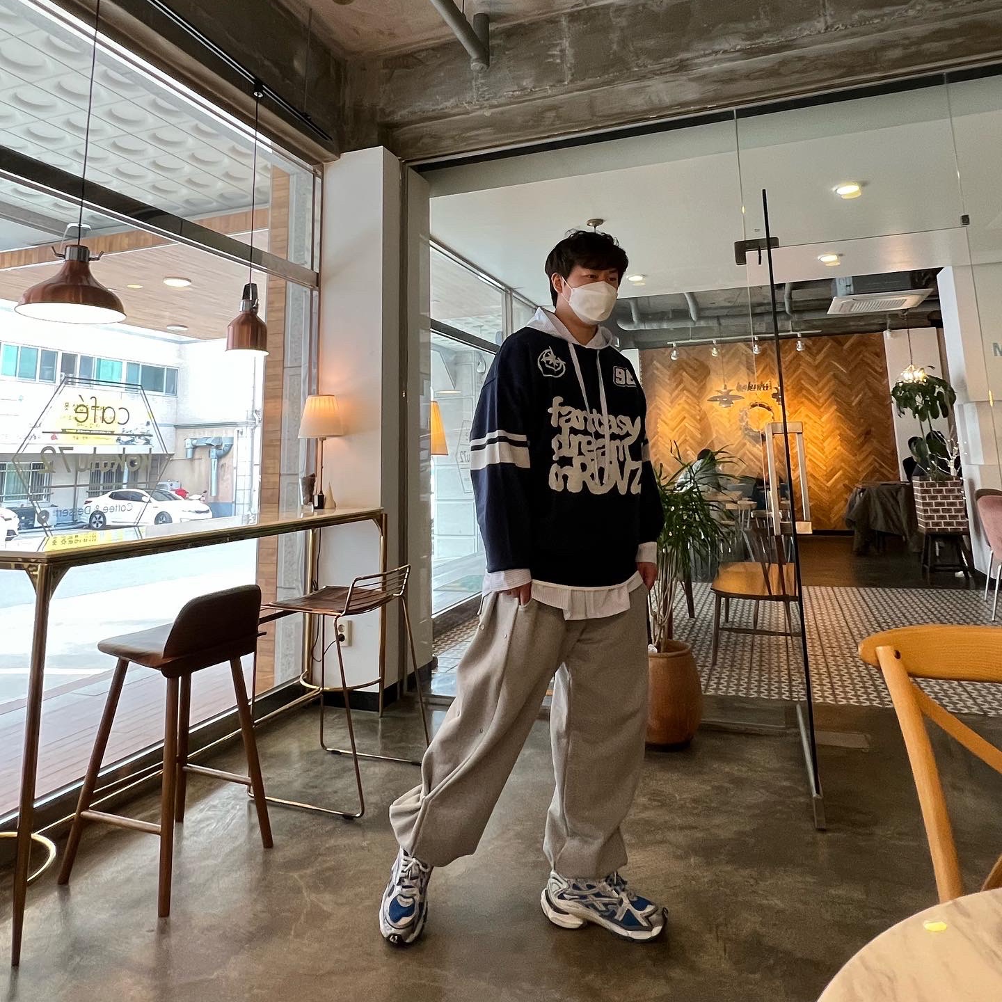 Balenciaga Runner Sneakers Blue White 착용 스타일 - 1